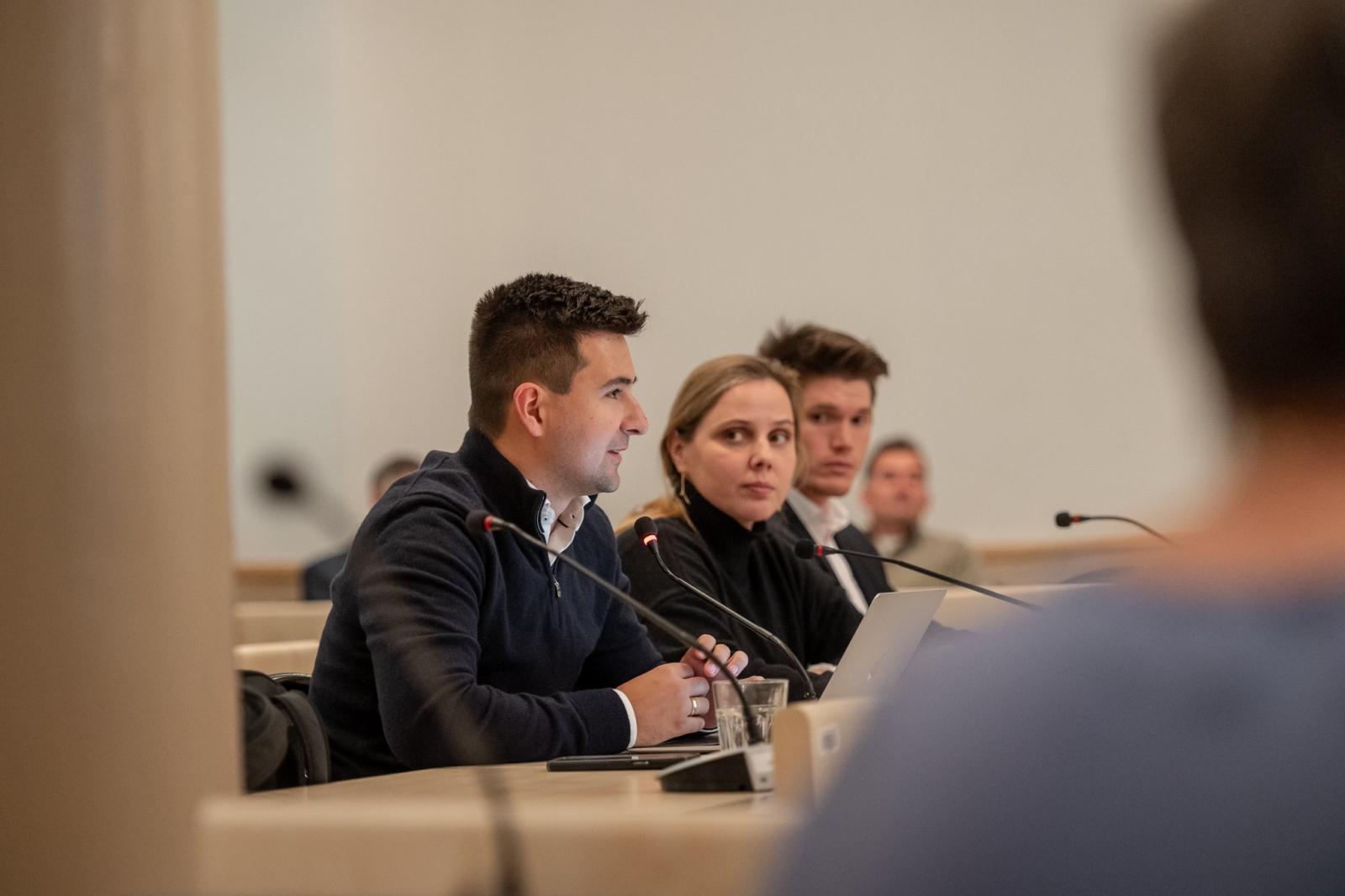 Bauer Eszter a kerületi önkormányzat 2025. október 21-i ülésén