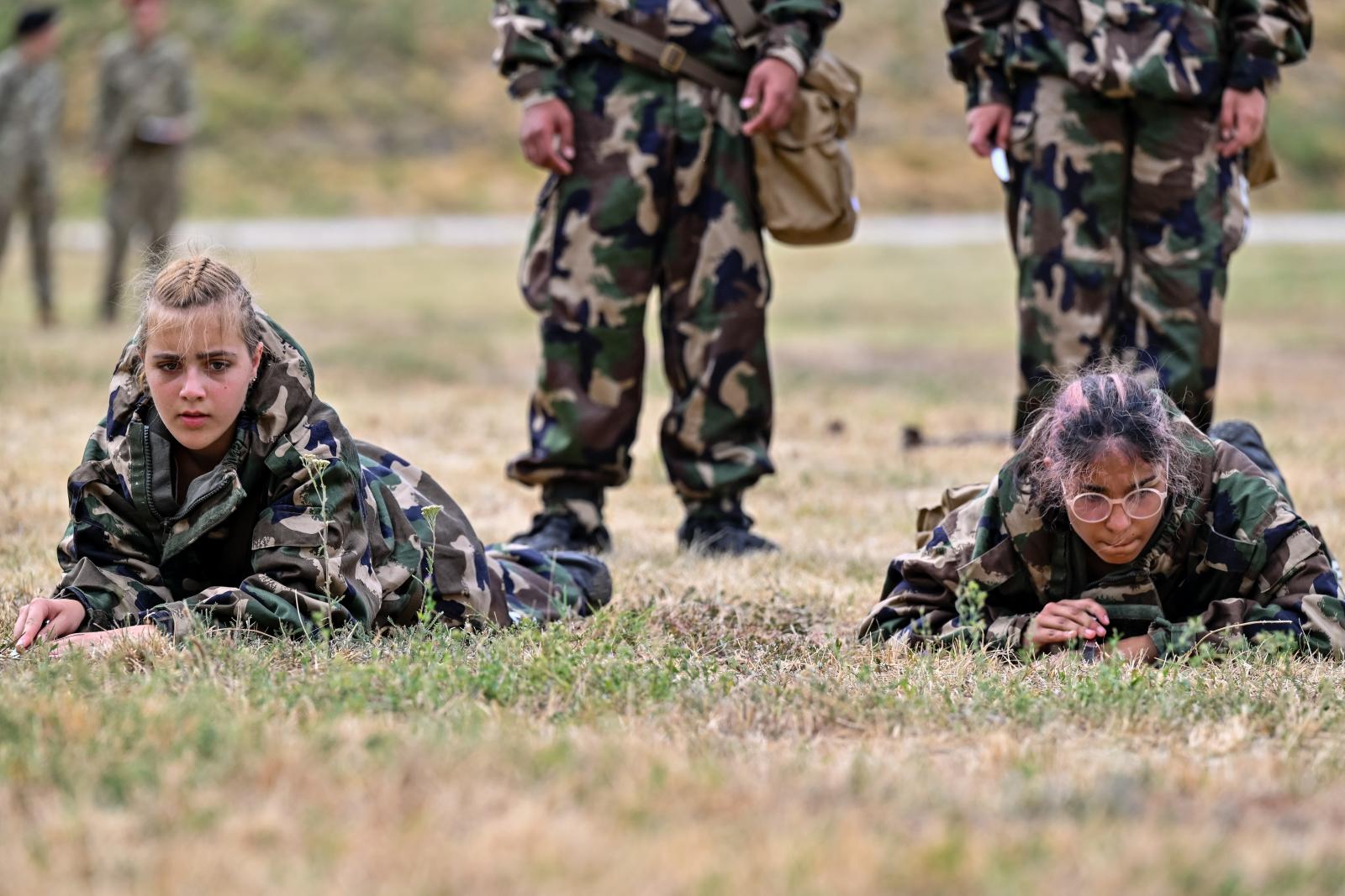 Vegyvédelmi tűzszerészeti bemutató egy középiskolásoknak szervezett táborban