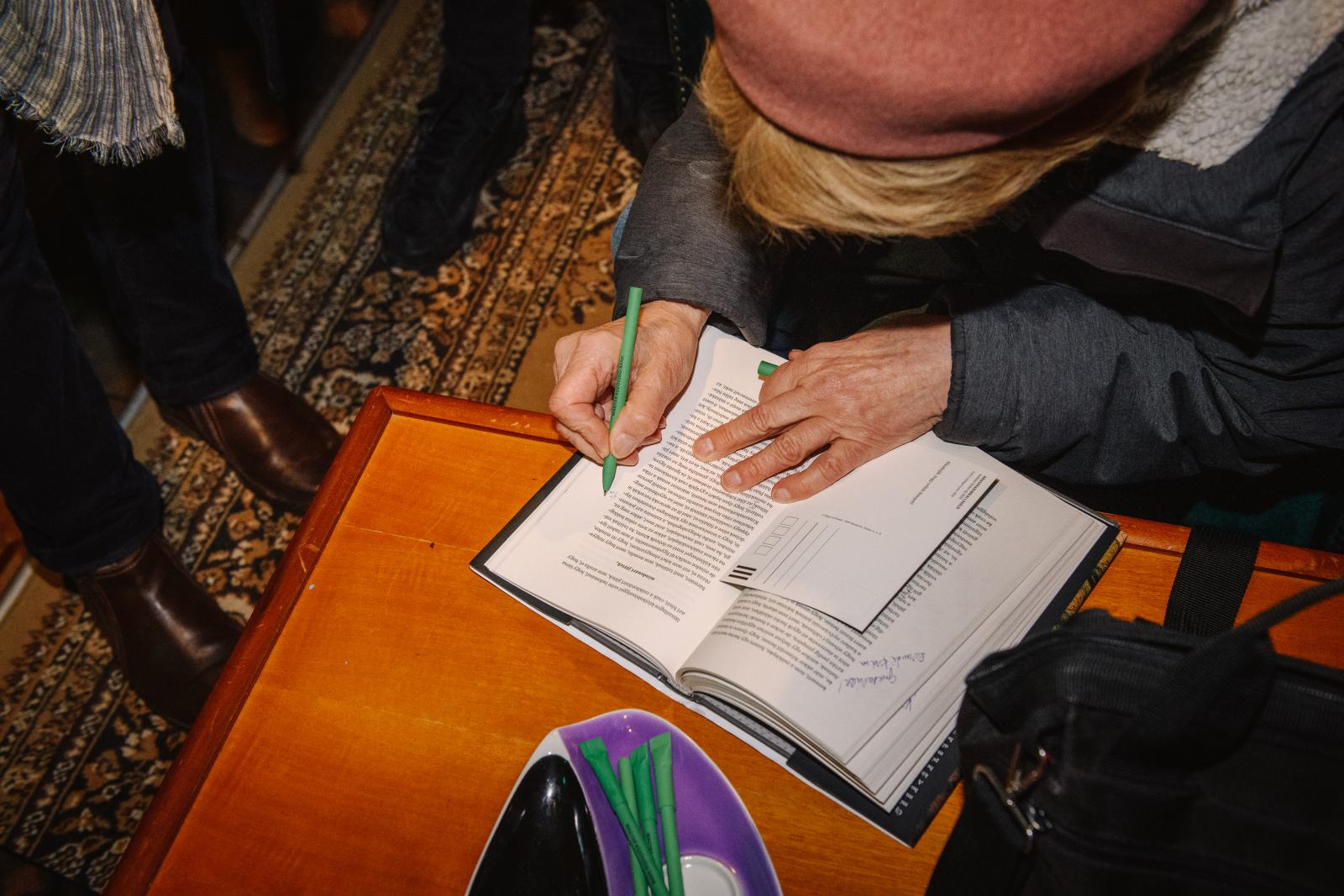 A felolvasók nevüket a lapszélére írták, így nap végére ekészült egy utazó emlékkönyvet