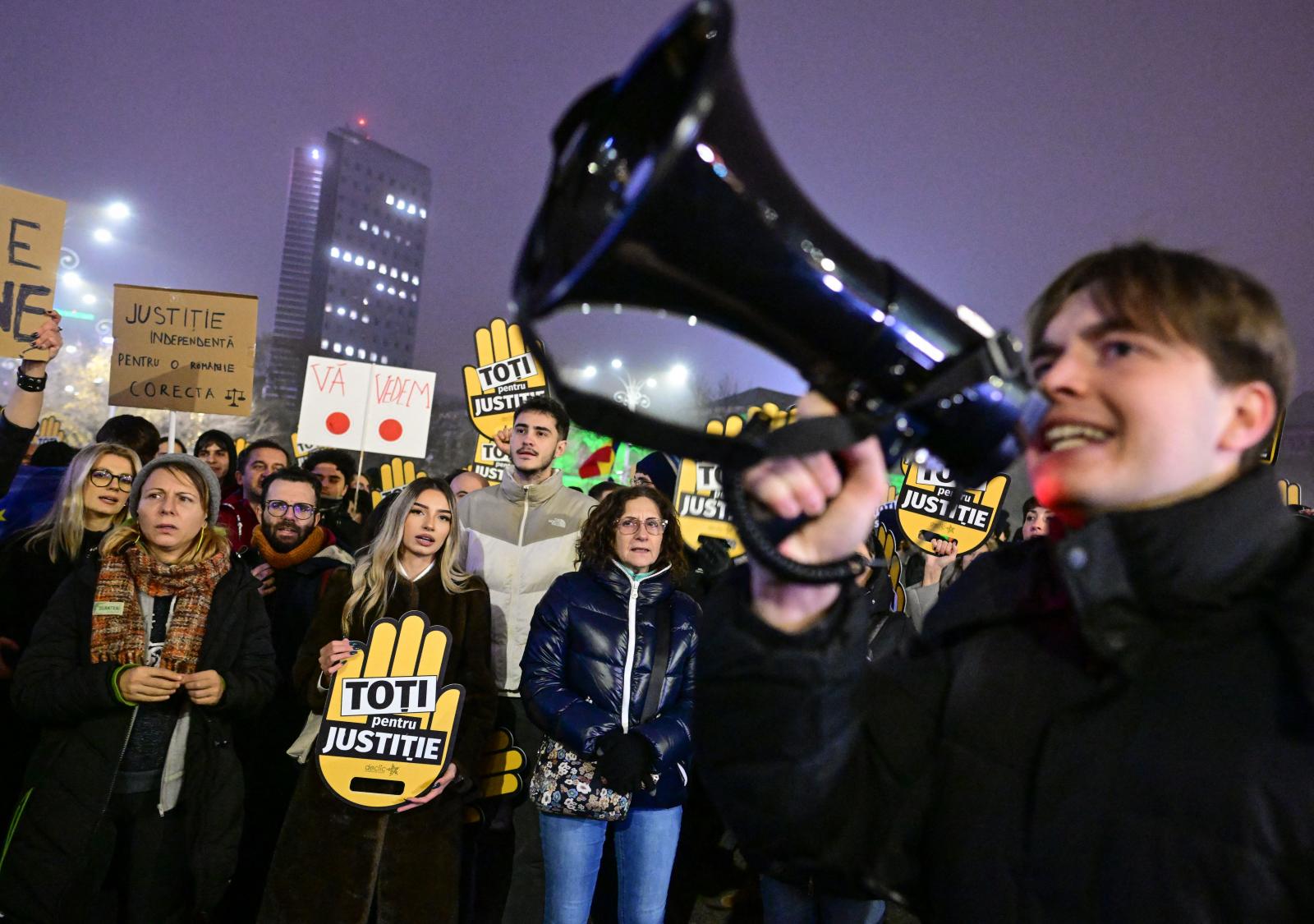 Tüntetők a román kormány székháza előtt Bukarestben, 2025. december 12-én