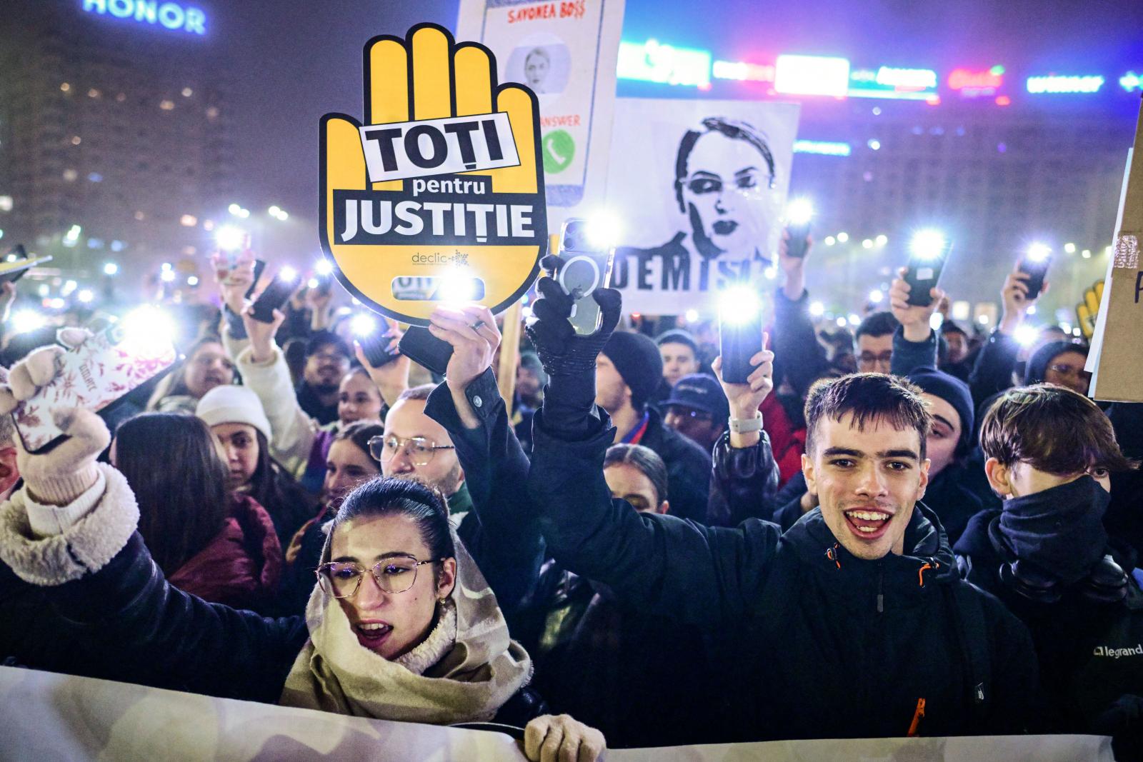 Tüntetők a román kormány székháza előtt Bukarestben, 2025. december 12-én