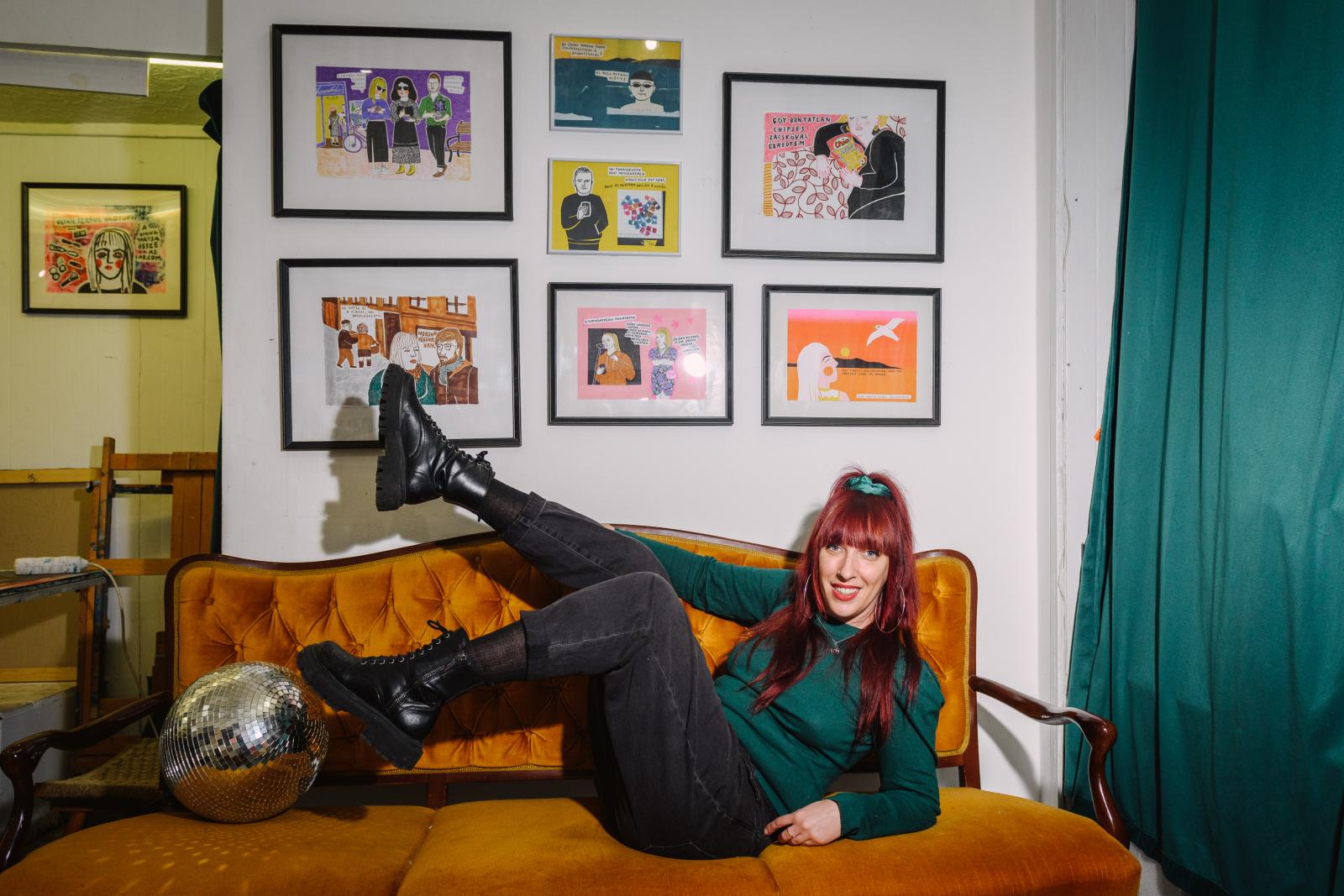 Biacsics Renáta számos képén a mindennapi beszélgetések során elkapott mondatokat rajzolja meg, kivált olyanokat, amiket a barátoktól, ismerősöktől csípett el