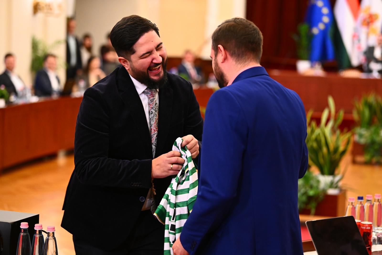 Ajándékozás A Fővárosi Közgyűlés tagjai között december 17-én.