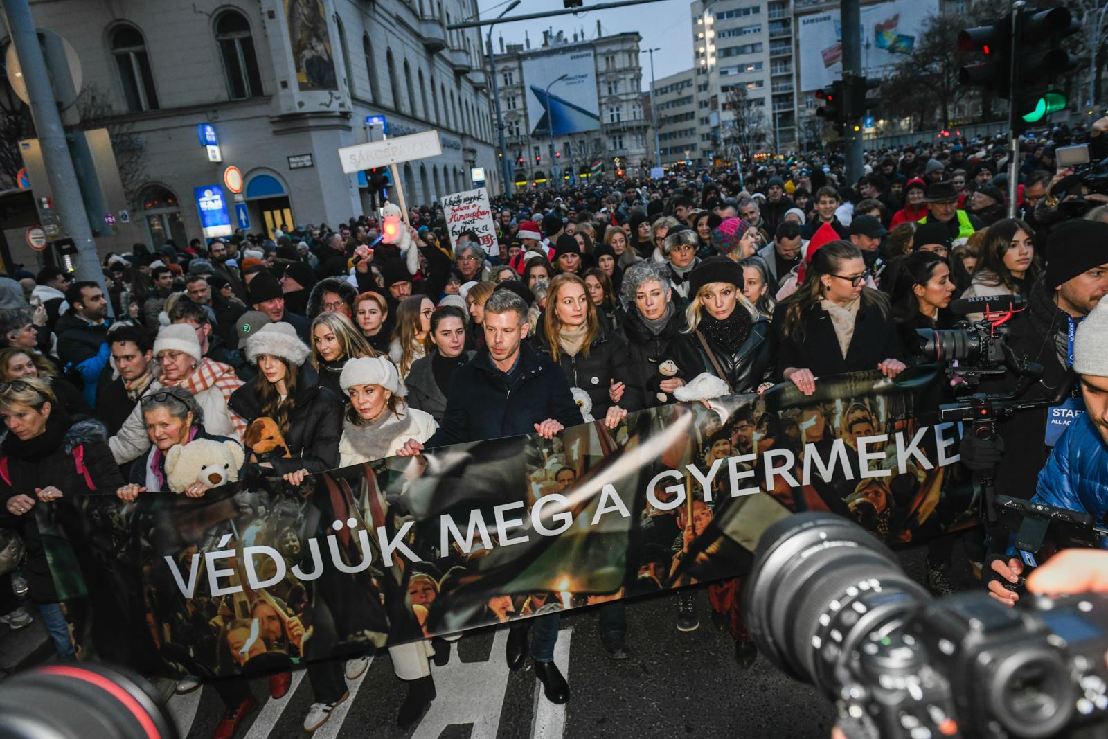 Magyar Péter: Elindult a Tisza Párt gyermekvédelmi forródrótja