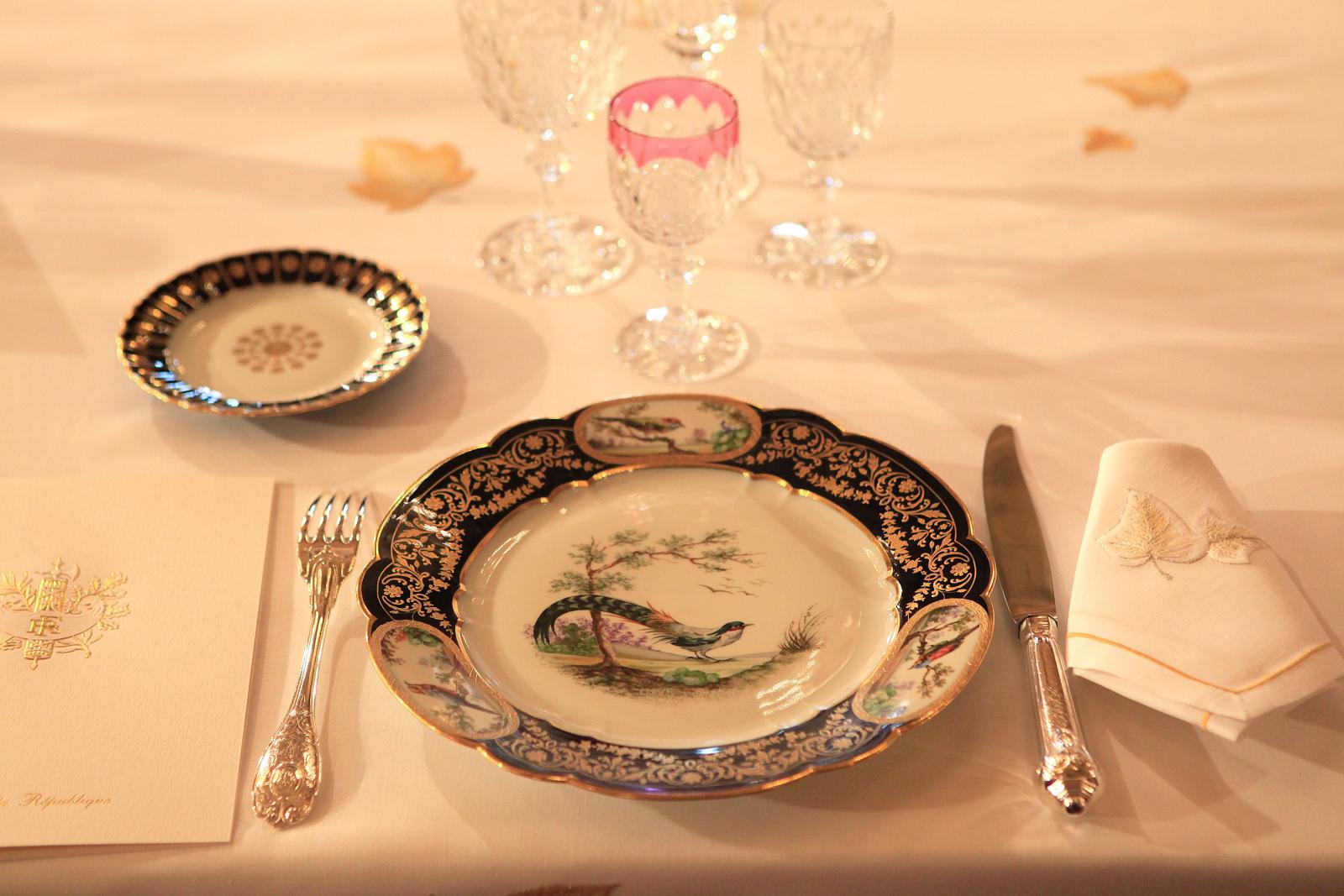 Lopta az Élysée-palota dísztárgyait az egyik alkalmazott, majd online aukciós oldalakon árulta