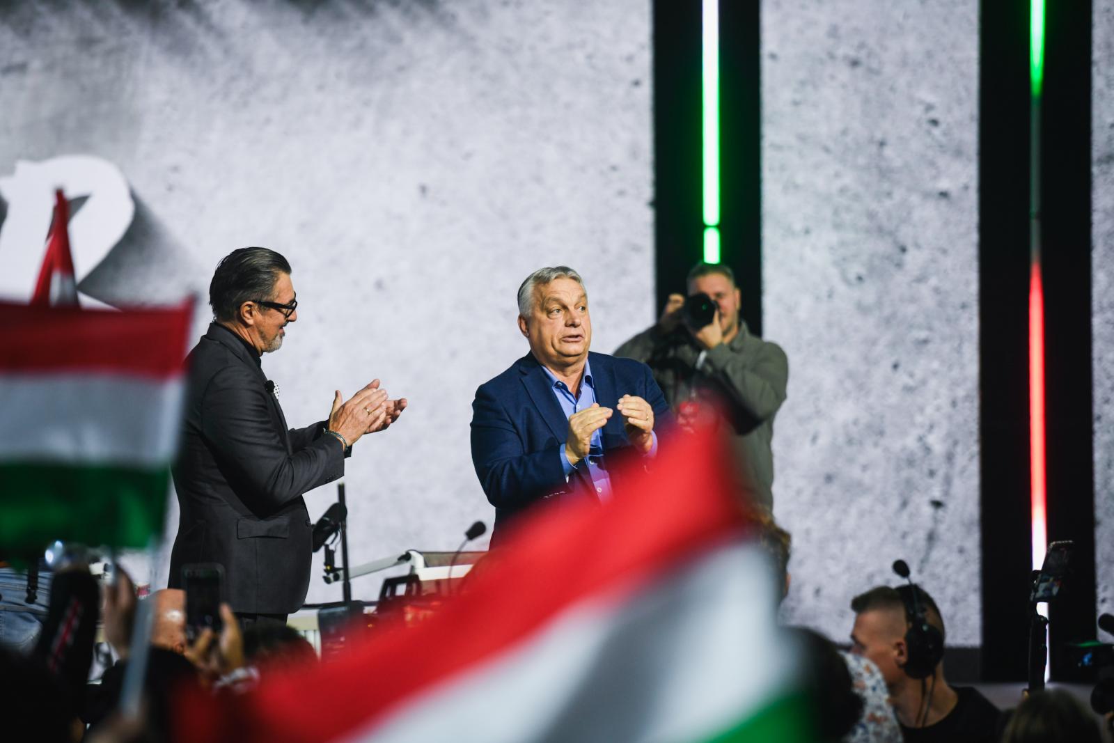 Orbán Viktor újra eljátszotta a stílusváltást, de a Fidesz és a Tisza Párt is már csak elrettenteni akarja az embereket a választástól