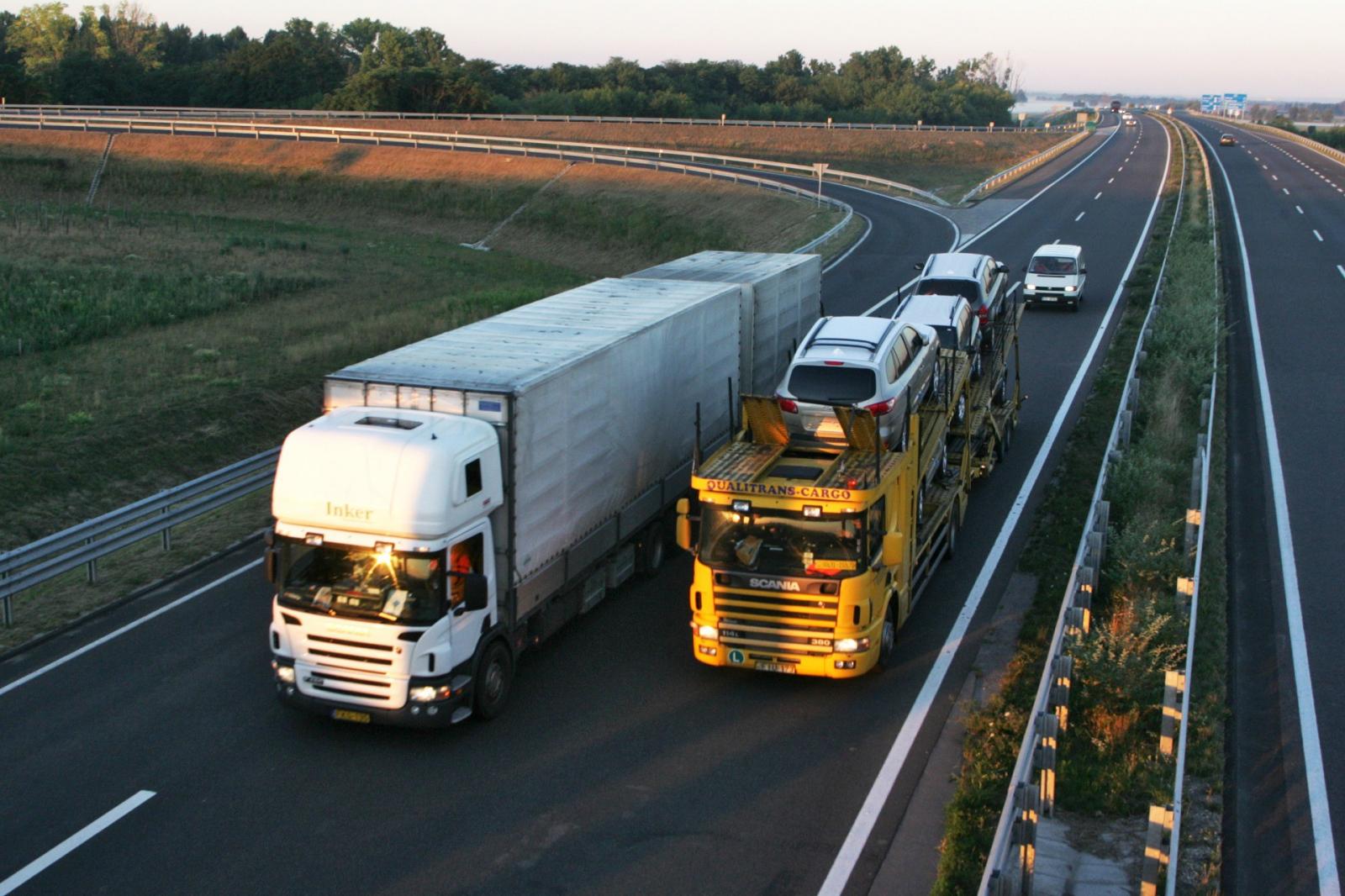 Kétezer teherautóra és kamionra számítanak a fuvarozók hétfői tüntetésén