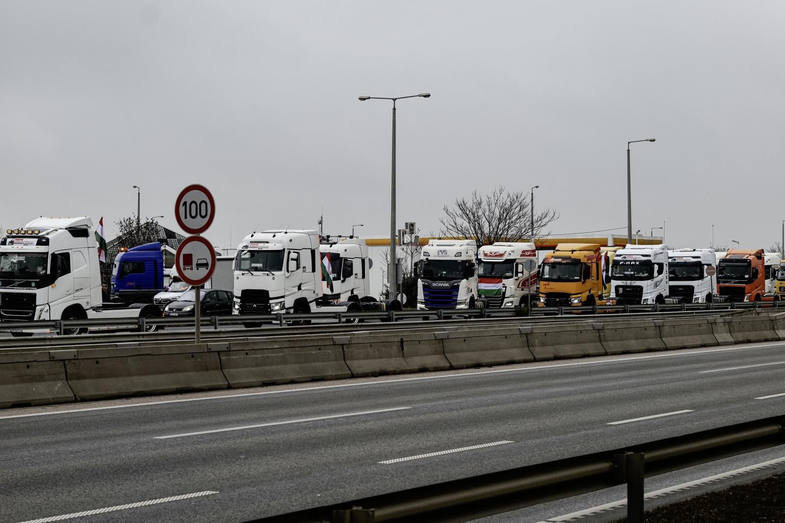 Elindult a tiltakozó kamionosok menete Budapestre, de a Hősök terére csak 50 járművet engednek be