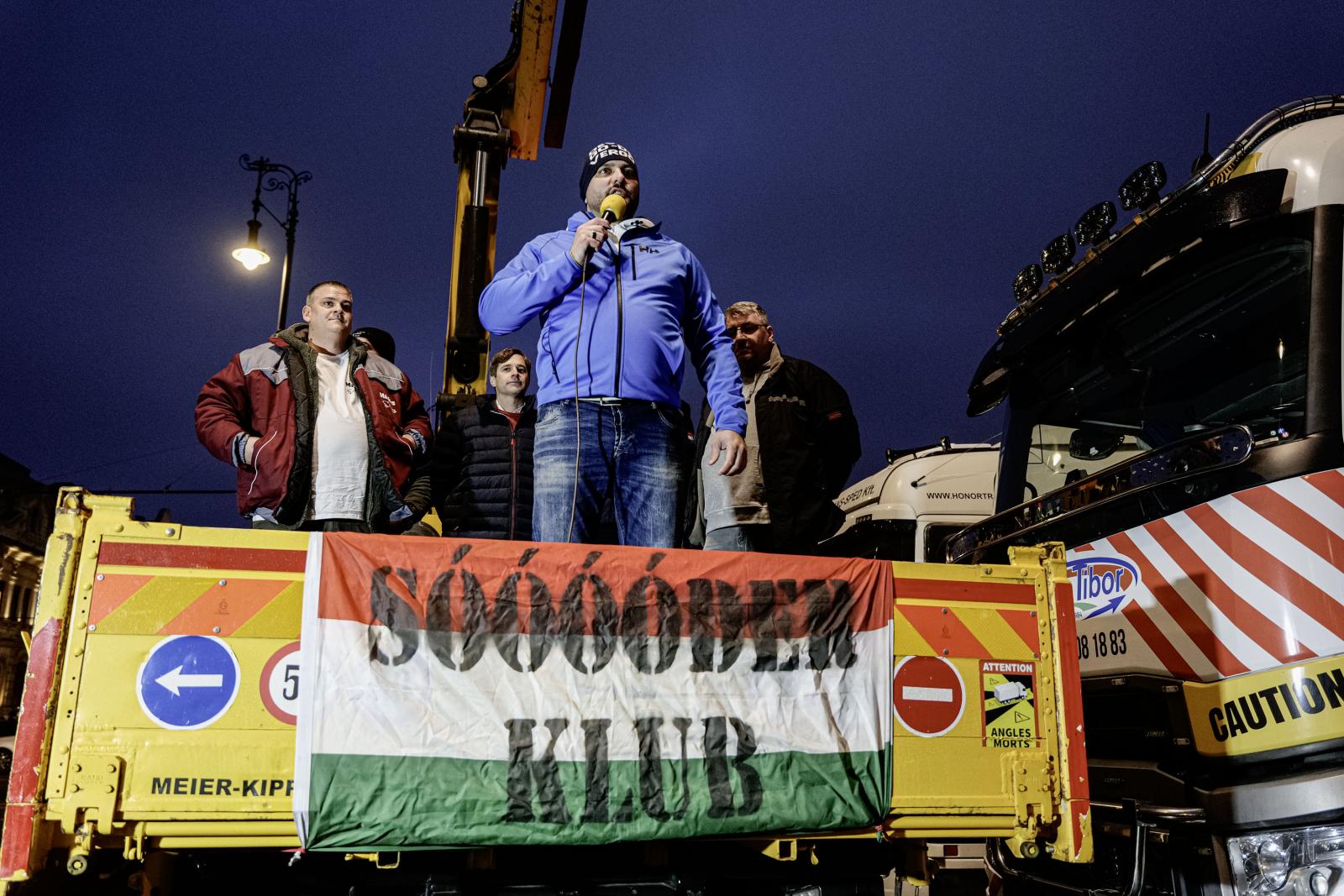 „Háborút egyenlőre nem nyertünk, de csatát igen” – Mindenkinek köszönetet mondott a tegnapi napért a kamionos tüntetés szervezője