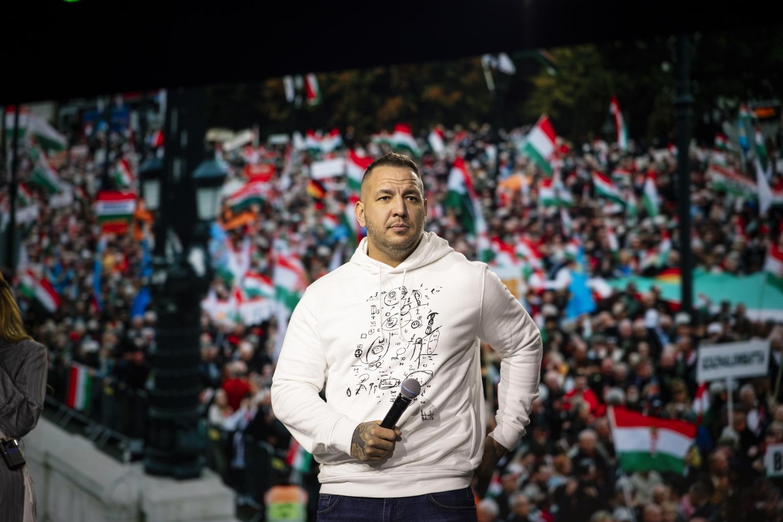 Curtis lépett fel a Belügyminisztérium karácsonyi ünnepségén