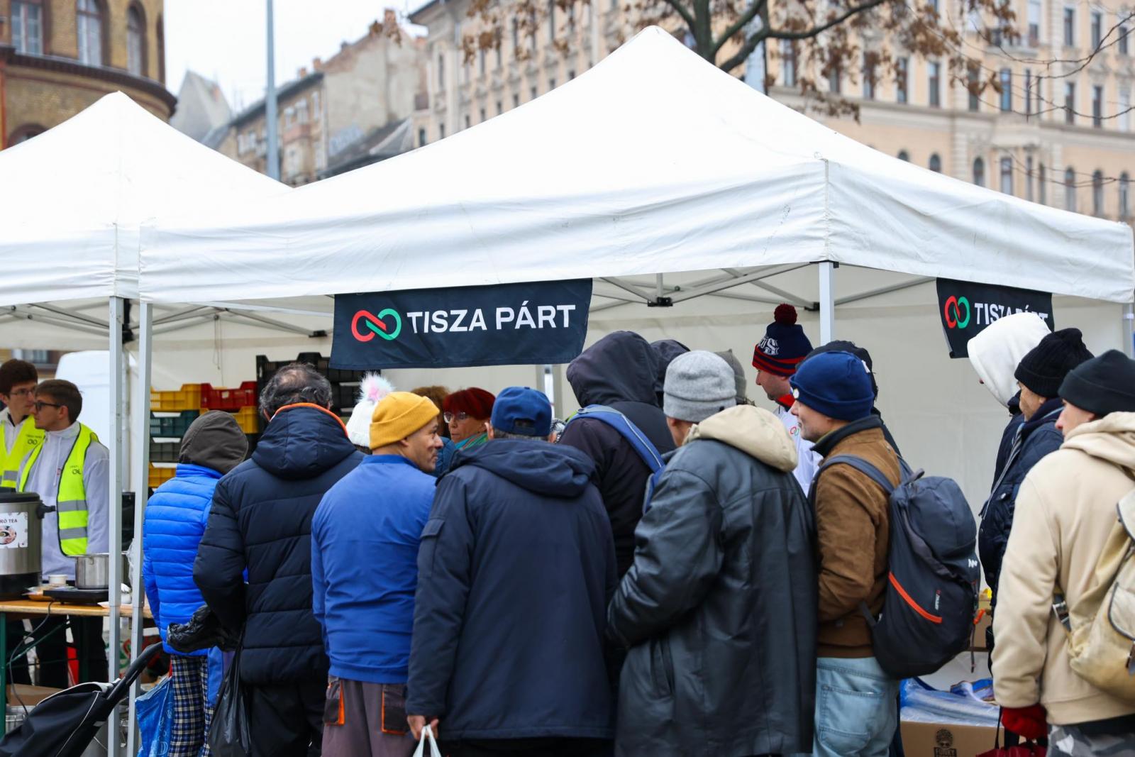 Orbán Viktorban bíznak a Tisza ételosztásán sorban állók – Videó!