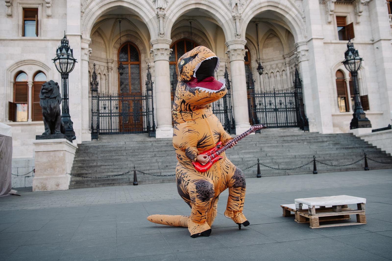 Kampányhimnusz-pályázatot hirdetnek a kétfarkúak