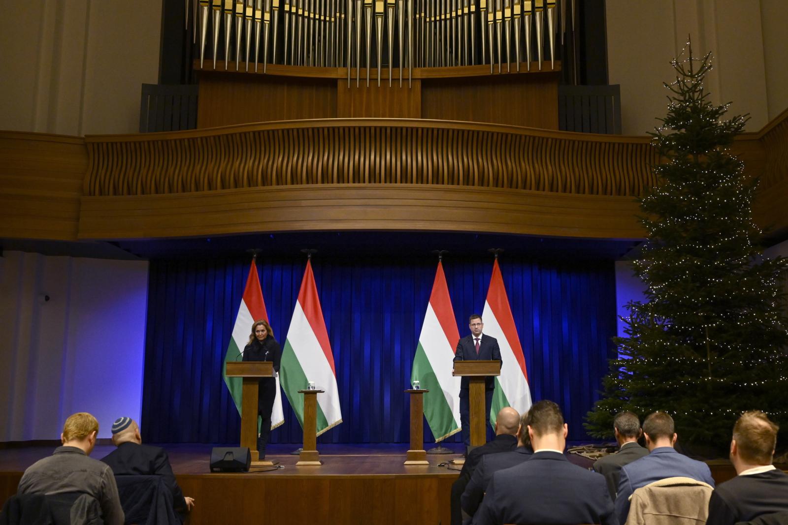 Jöhetnek a kínos kérdések a Fideszről és a Szőlő utcáról – Kormányinfó percről percre