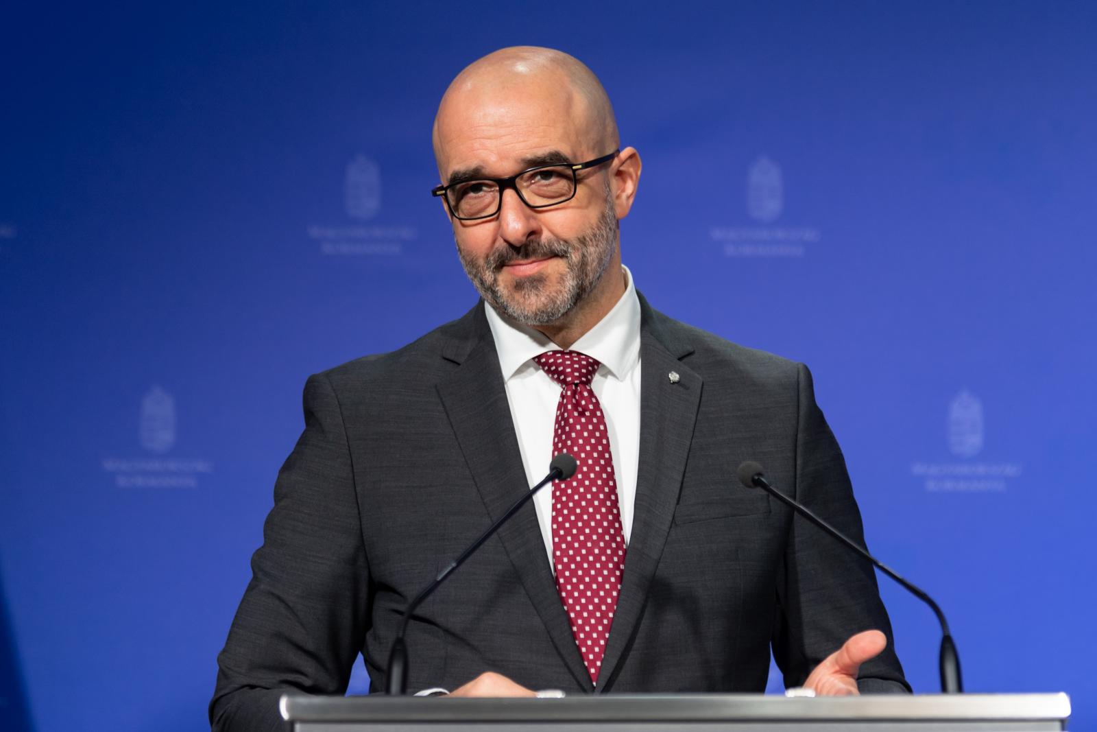 Milliárdos bevételű céget vett Kovács Zoltán államtitkár feleségének masszívan veszteséges vállalkozása, aztán beszállt a nagy takarítóbizniszbe