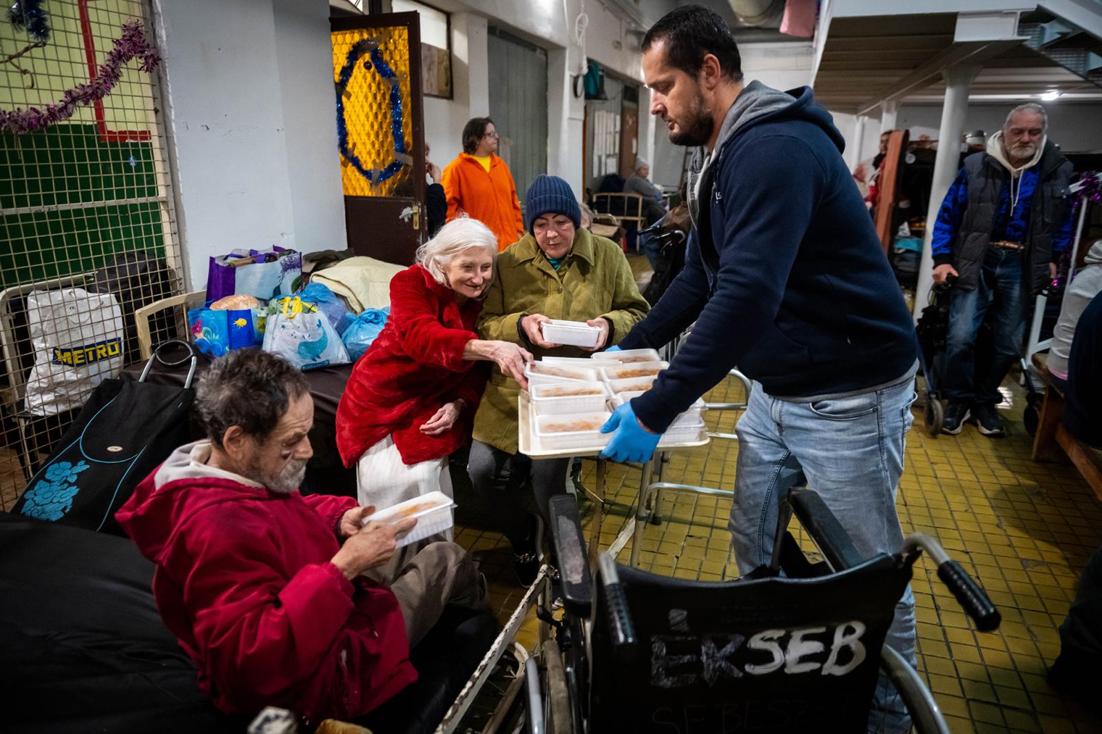 „Orbán Viktor támogatja a legidősebbeket és a gyerekeket” – Minden eddiginél több rászoruló kér ingyen ételt, de a Fidesszel meglepően elégedettek
