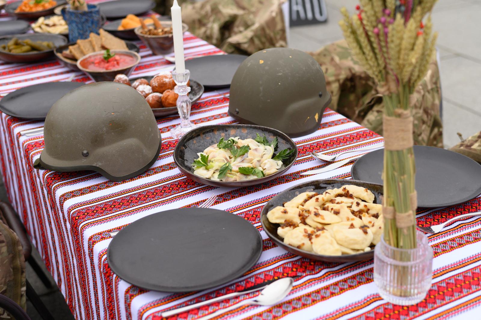 Katonasisakok az ünnepi asztalon