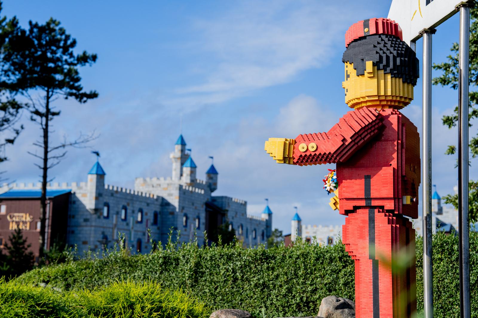 Menedzsertréning műanyagfigurákkal – Egy hatezer fős kisvárosból is hatást lehet gyakorolni a világ gondolkodására