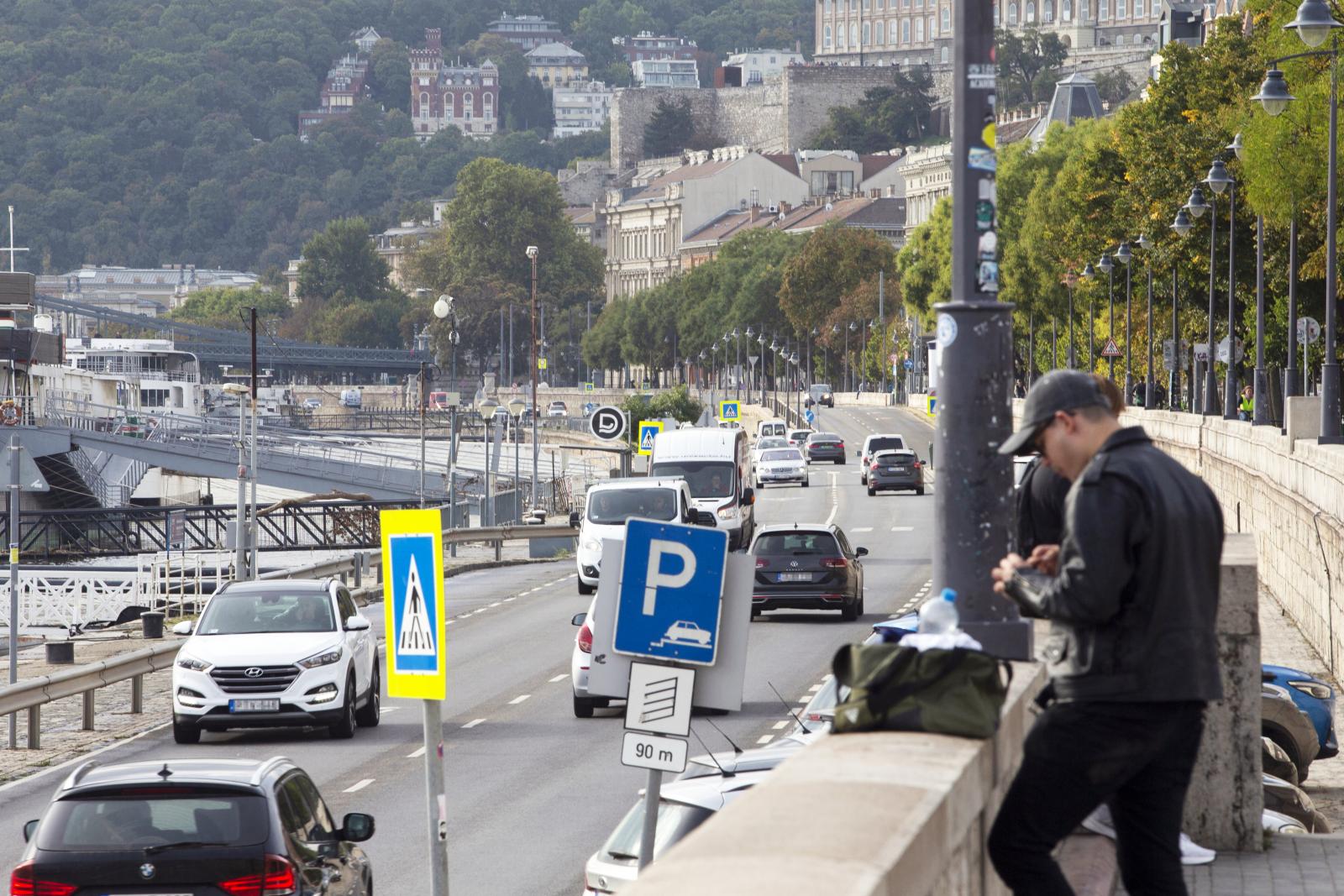 Baleset történt a budai alsó rakparton, kövekre zuhant egy ember
