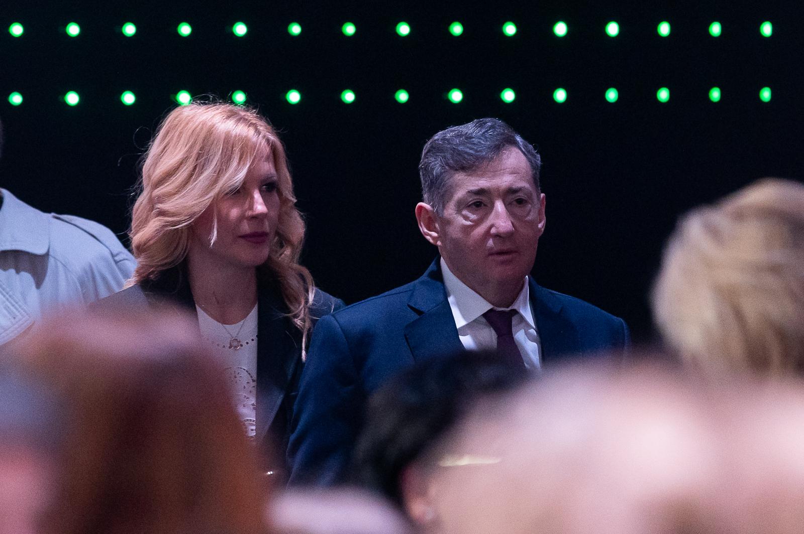 Hadházy Ákos szerint Mészáros Lőrinc a saját gyerekeit és Orbán Viktor vejét is kitüntette a céges karácsonyi partijukon