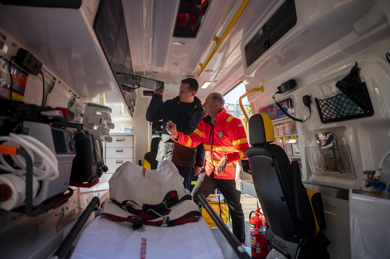 2026 végéig 101 új mentőkocsit kap az Országos Mentőszolgálat