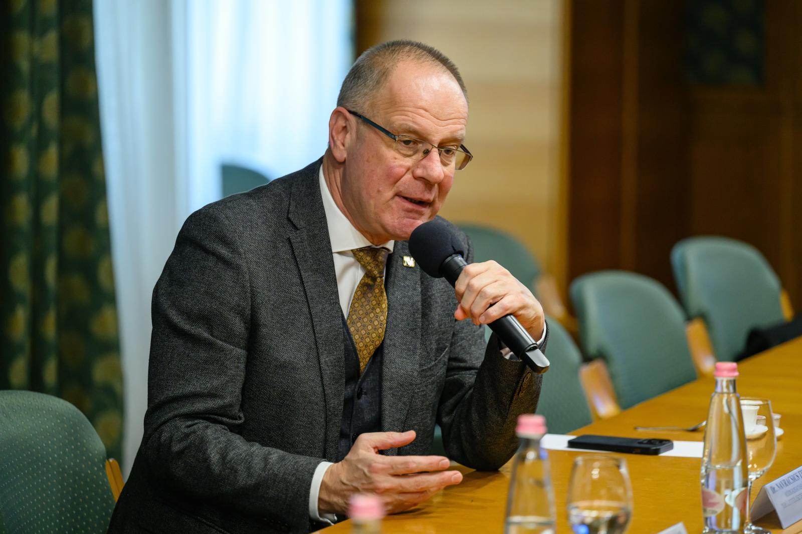 Navracsics Tibor középtávon „finomítaná” az önkormányzati rendszert, ha a Fidesz hatlamon marad a 2026-os választás után