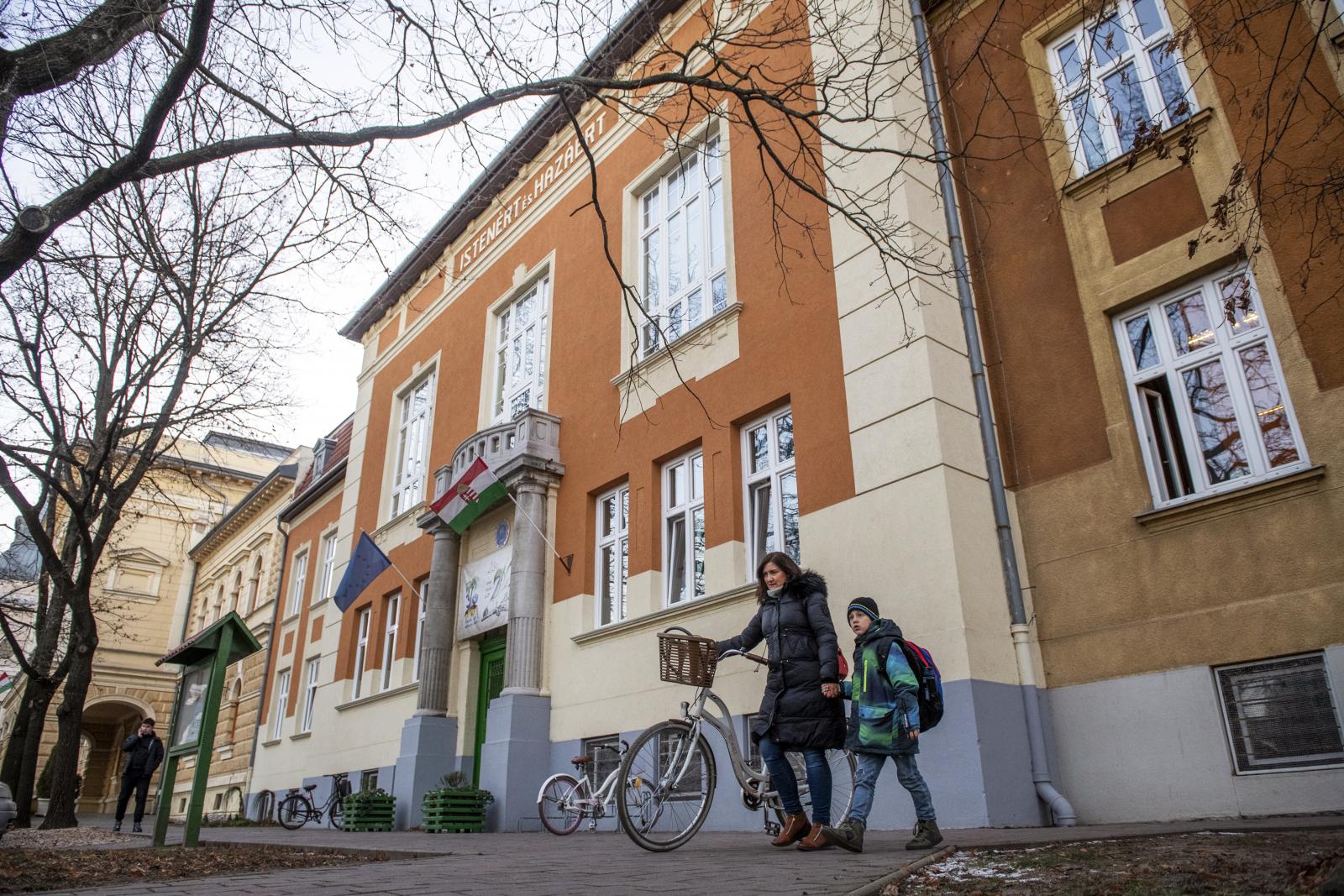 Erősíteni akarta, de akár gyengítheti is az egyházi kötődéseket az Orbán-kormány