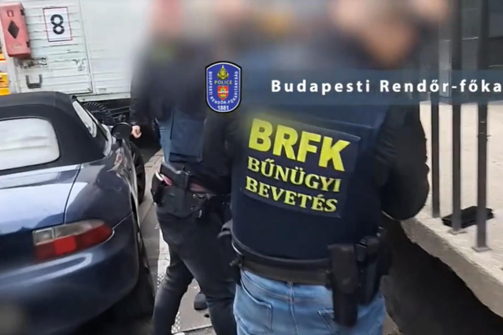 Két körözött férfit fogtak el a budapesti rendőrök egy terézvárosi lakásban (videó)