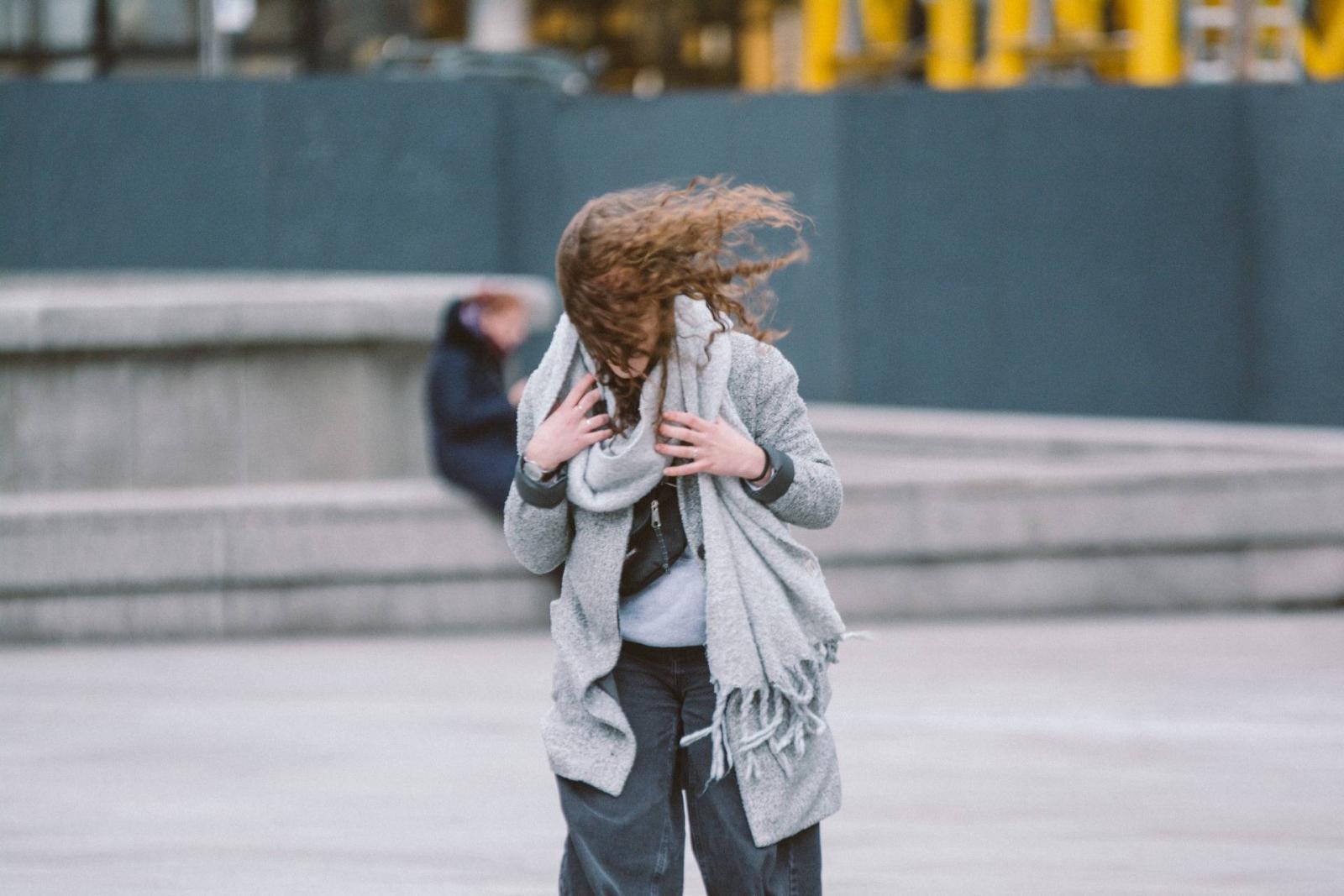 Többfelé viharos széllel búcsúzik a hétvége, elsőfokú figyelmeztetést adtak ki