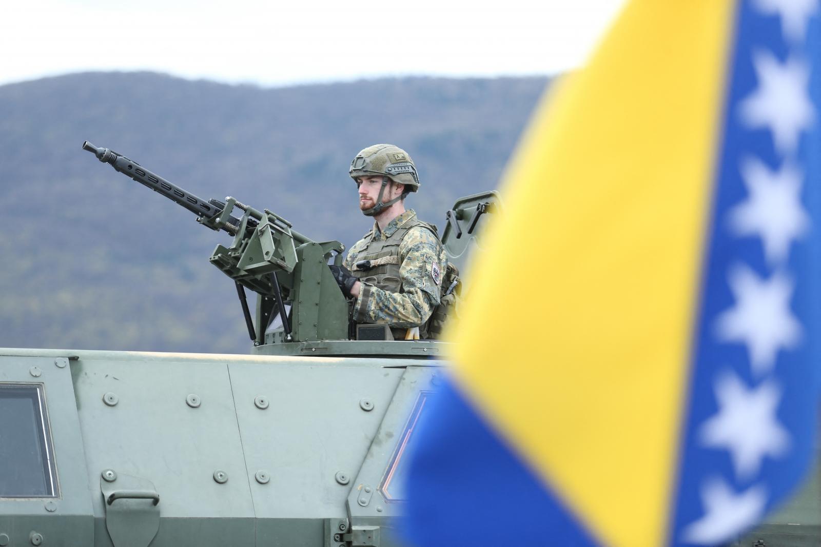 Szomszédos fegyverkezési verseny vet árnyékot a bosznia-hercegovinai békére