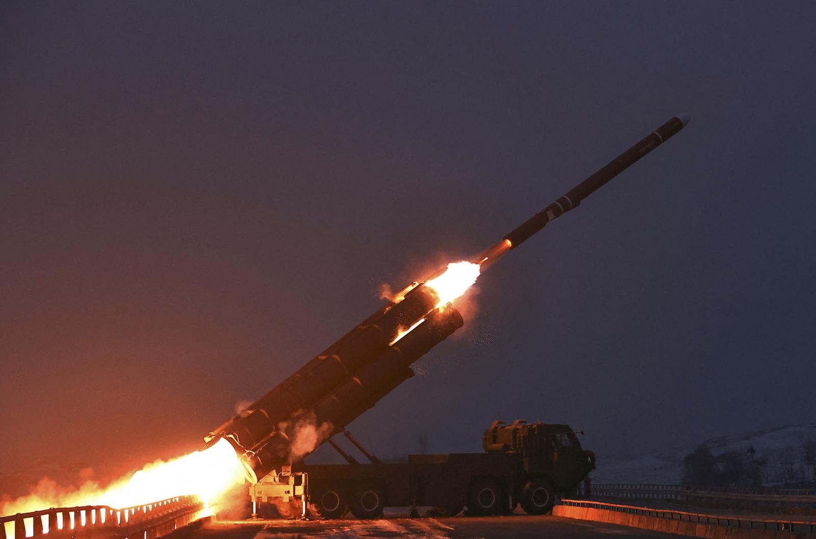 Nagy hatótávolságú manőverező robotrepülőgépeket tesztelt Észak-Korea, minden erejét a nukleáris arzenál fejlesztésére akarja összpontosítani