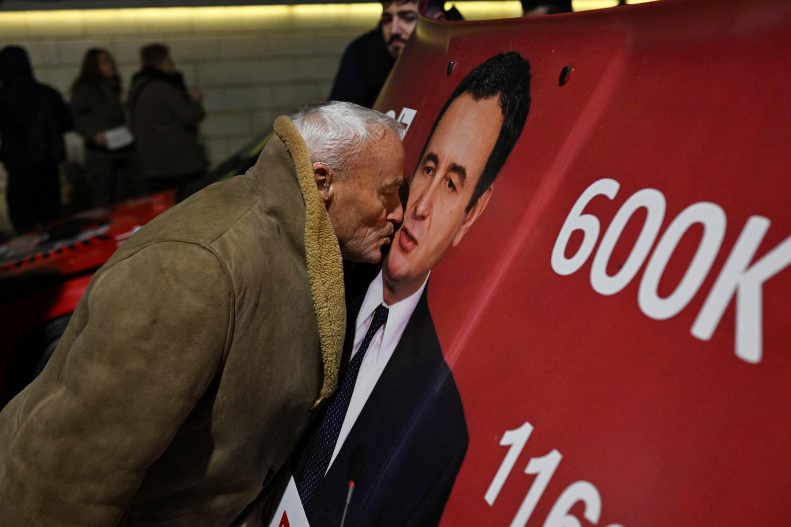 Koszovó: győzött az eddig hatalmon lévő párt, a kompromisszumképtelen miniszterelnök mindenkit együttműködésre kért