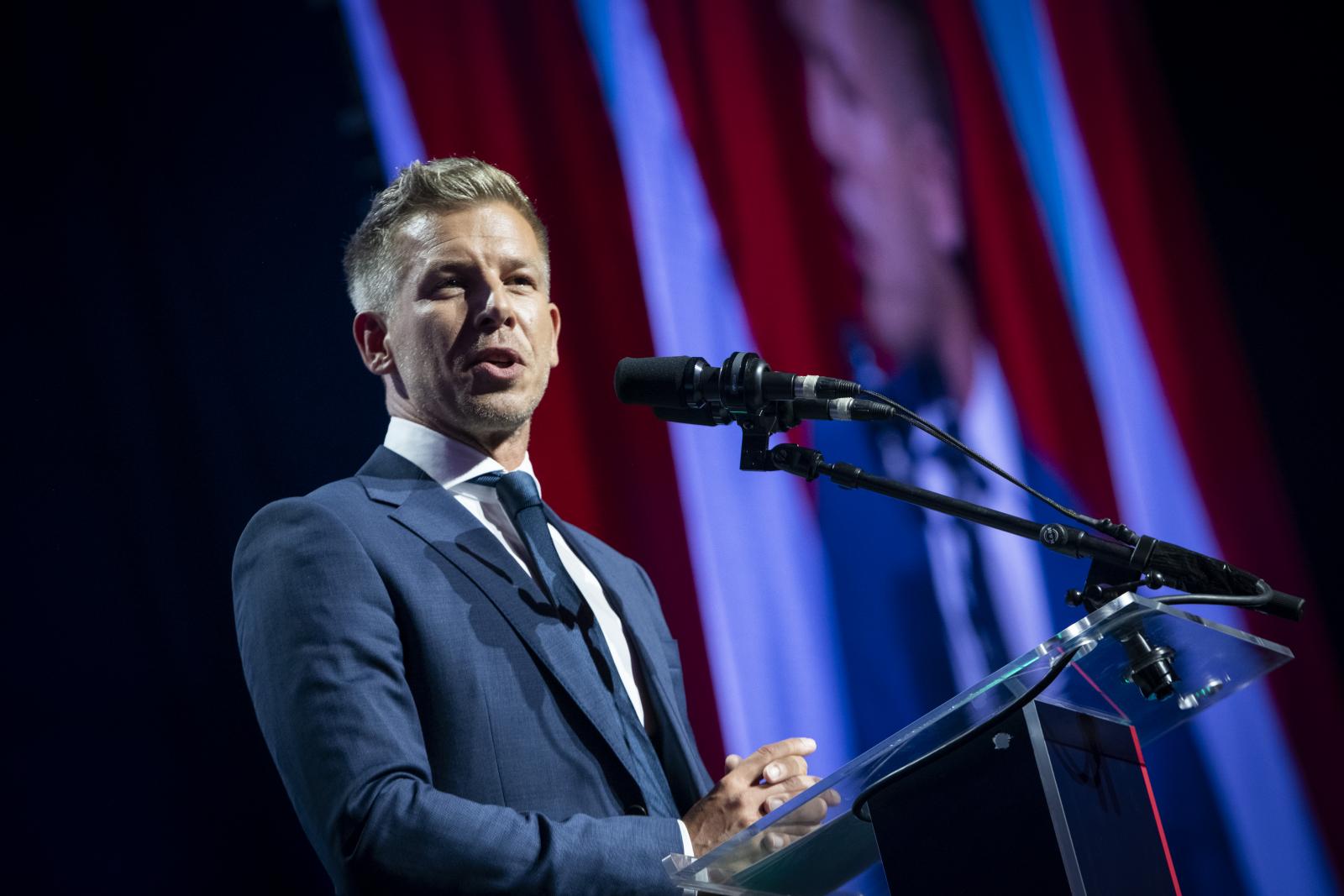 Magyar Péter: Az orbáni maffia megkísérli értékesíteni a lopott magyarországi vagyonelemeit