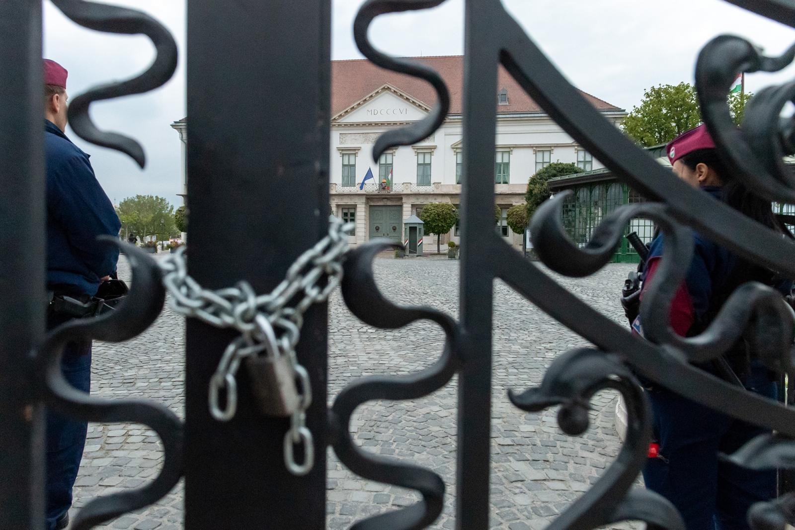 Értékes könyveket lophatott el a Sándor-palotából a TEK egyik munkatársa