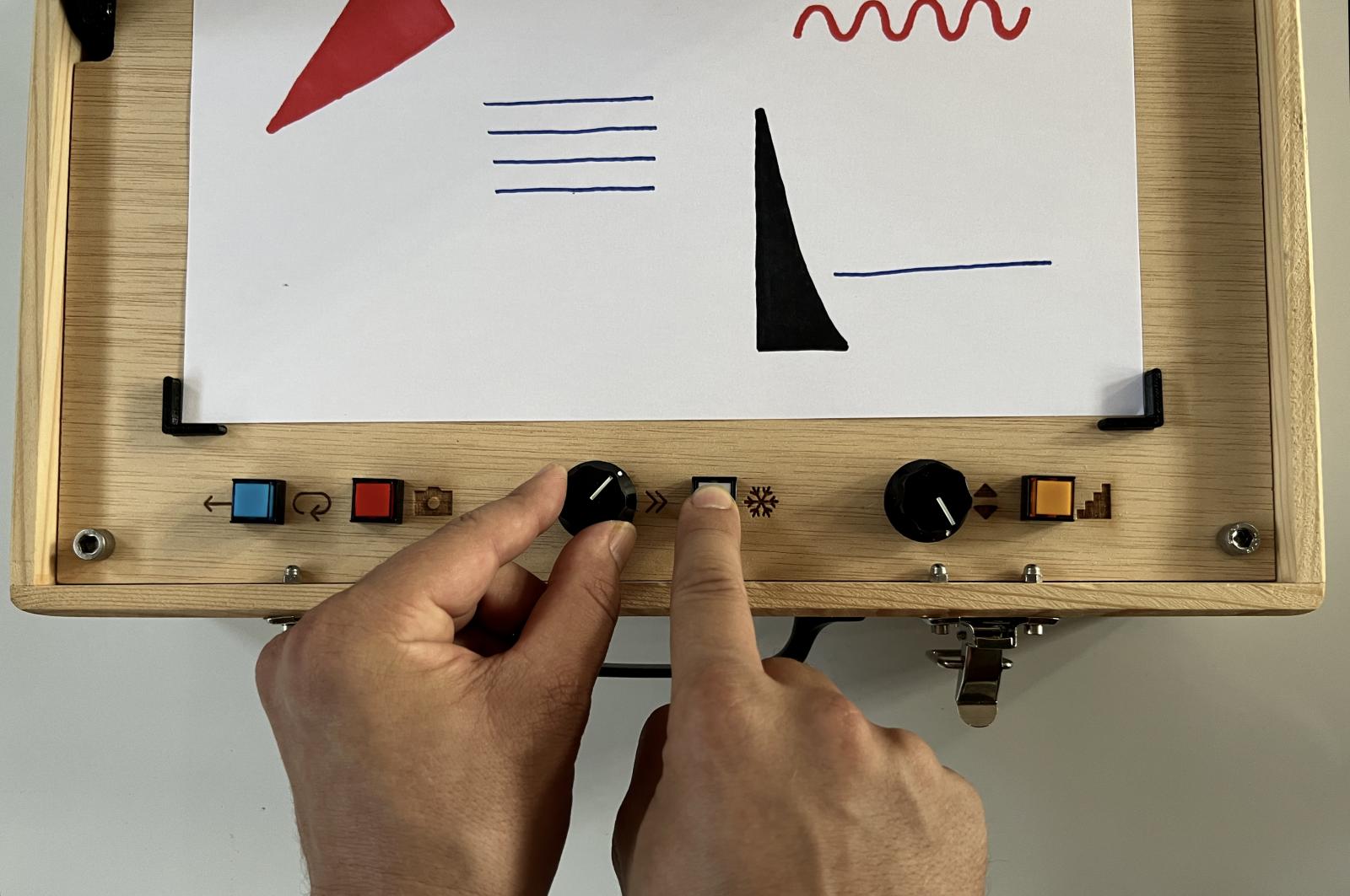 A Sonògra a vizuális gesztusokat fordítja hangokká. A rajz, a kézírás, a vonalak iránya és sűrűsége válik zenei bemenetté