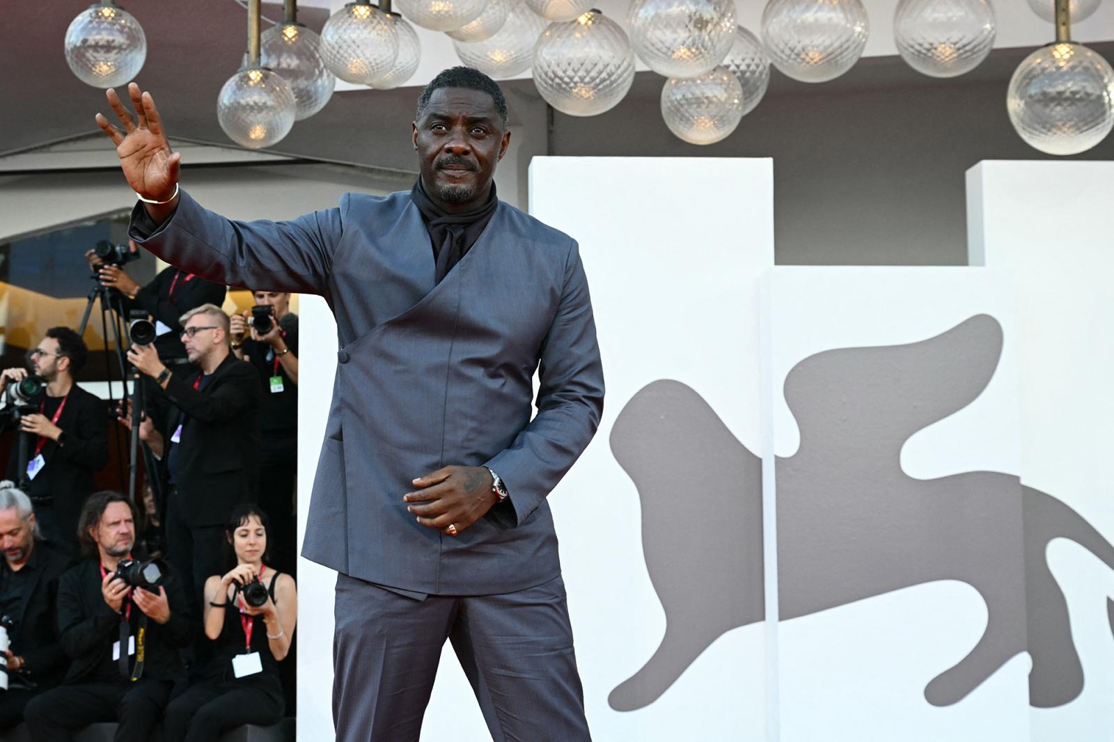 III. Károly lovagi címet adományozott Idris Elbának