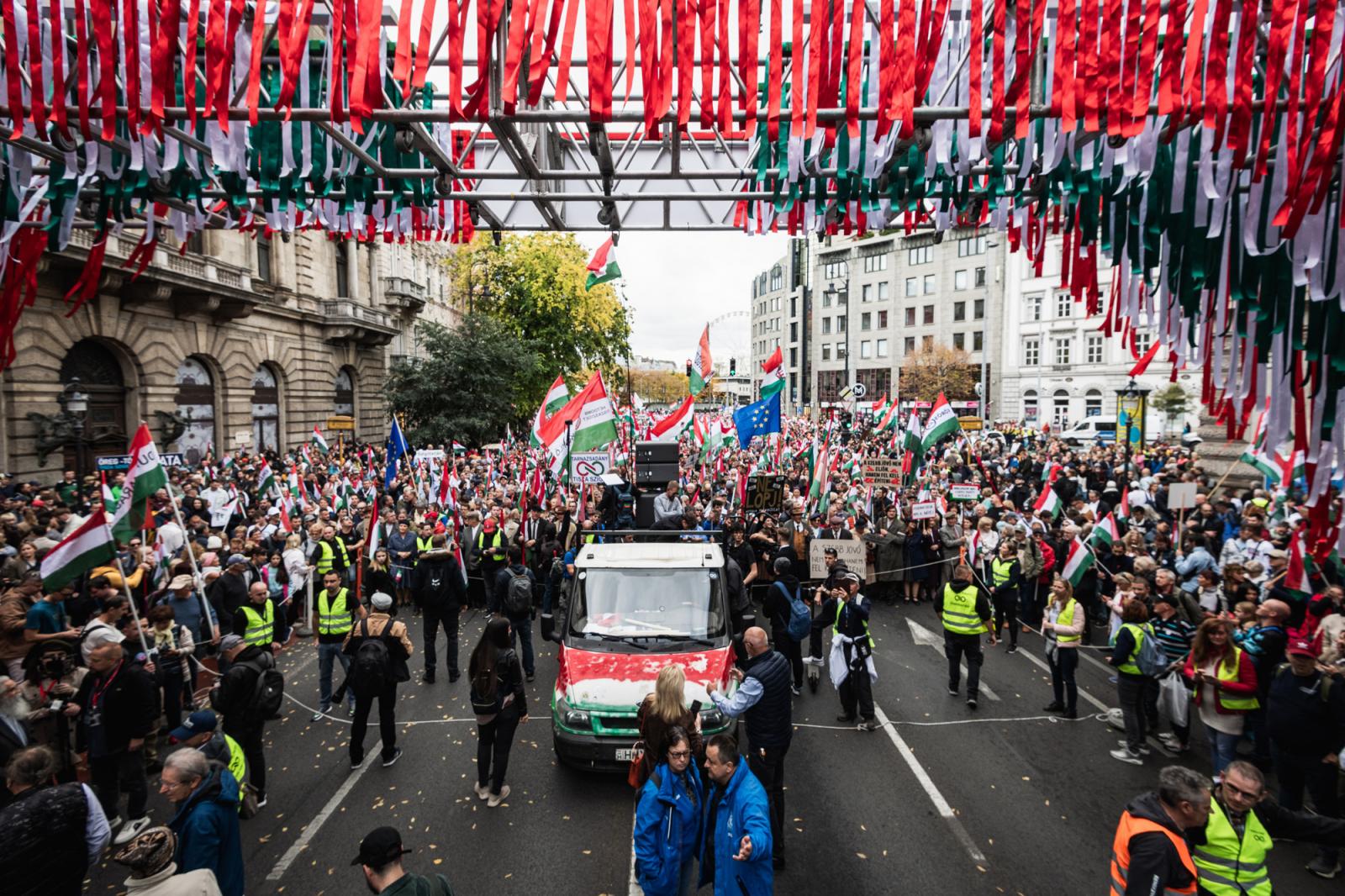 A Magyar Orvosi Kamara (MOK) által szervezett tüntetés Budapesten a Kossuth téren 2025. március 8-án