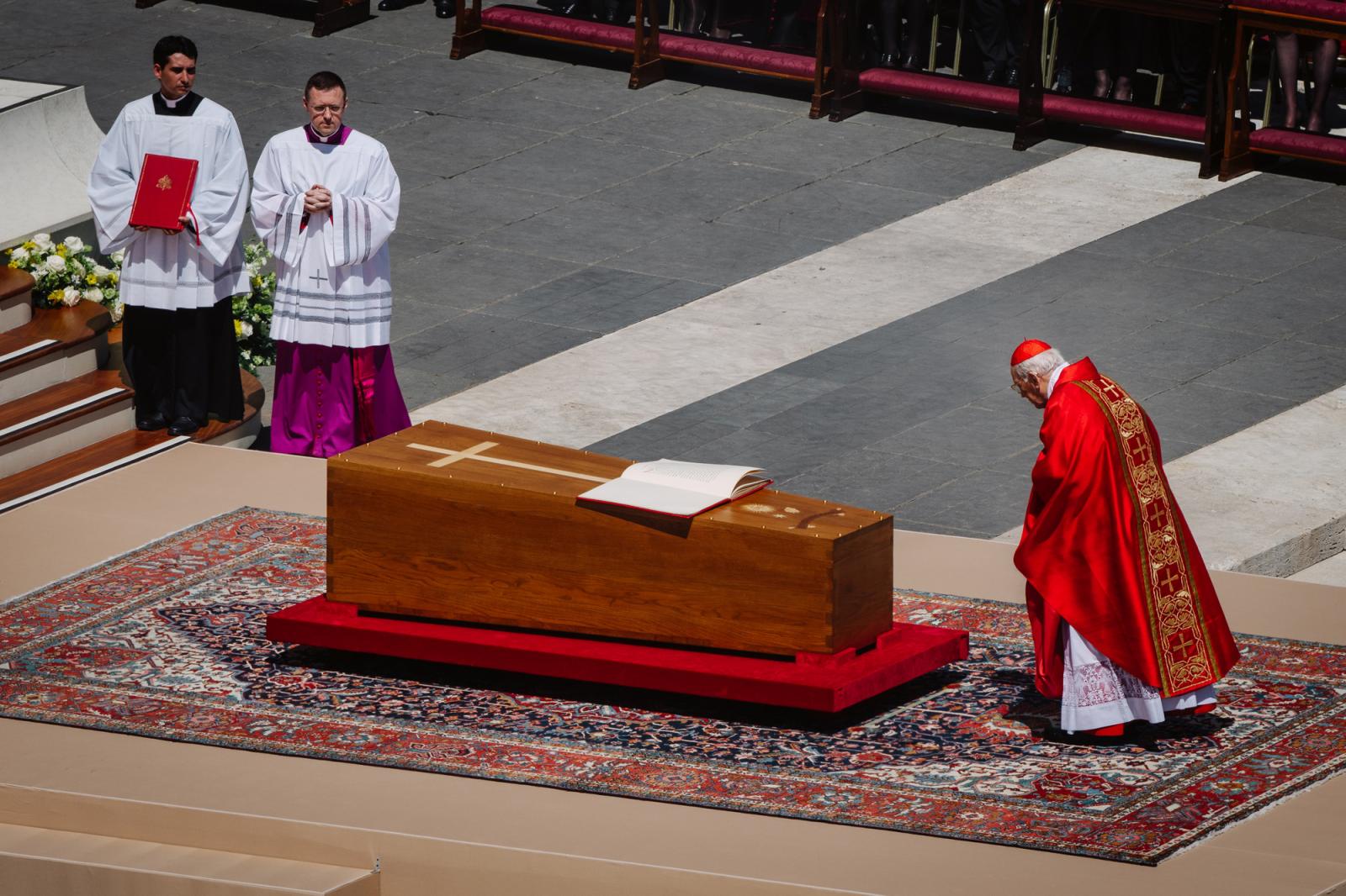 A Magyar Orvosi Kamara (MOK) által szervezett tüntetés Budapesten a Kossuth téren 2025. március 8-án