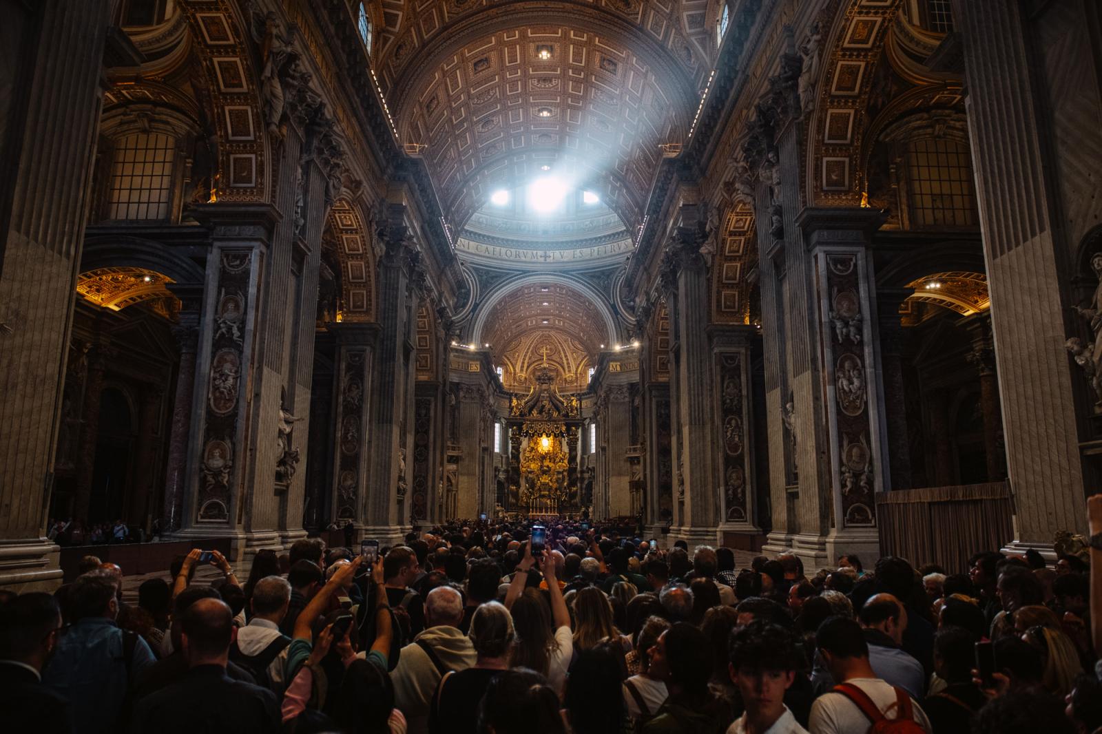 A Magyar Orvosi Kamara (MOK) által szervezett tüntetés Budapesten a Kossuth téren 2025. március 8-án