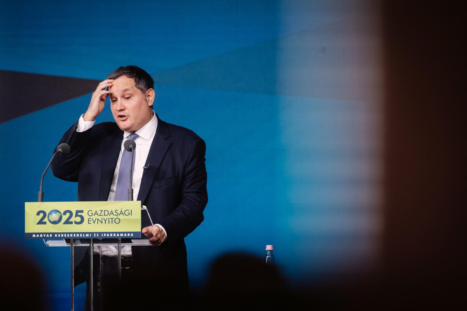 A Magyar Orvosi Kamara (MOK) által szervezett tüntetés Budapesten a Kossuth téren 2025. március 8-án