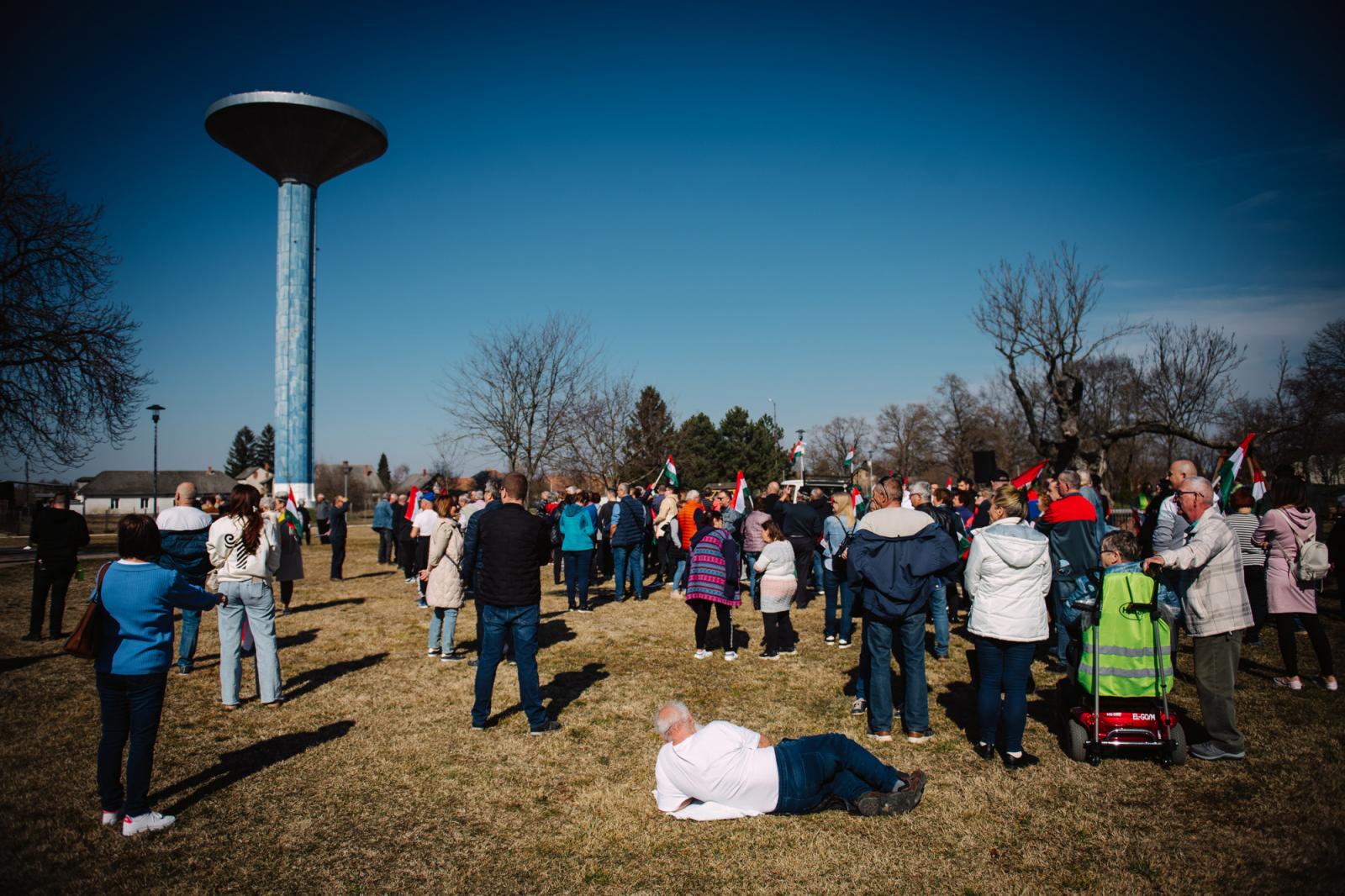 A Magyar Orvosi Kamara (MOK) által szervezett tüntetés Budapesten a Kossuth téren 2025. március 8-án