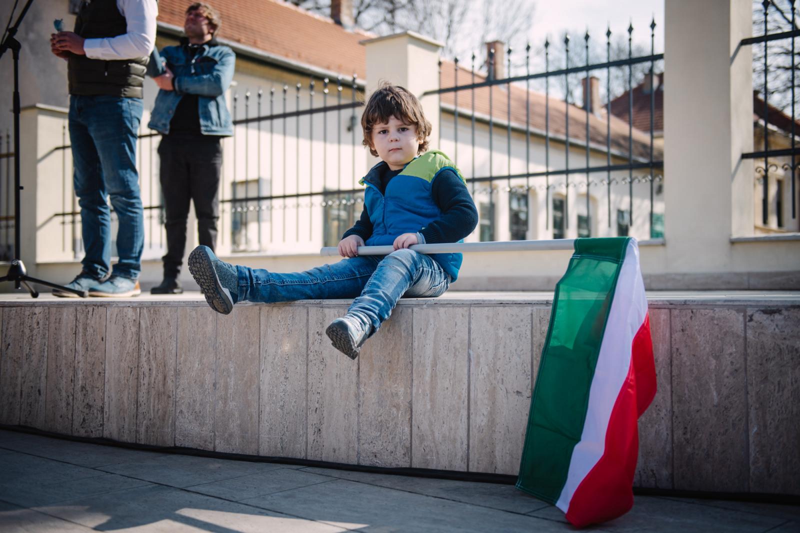 A Magyar Orvosi Kamara (MOK) által szervezett tüntetés Budapesten a Kossuth téren 2025. március 8-án