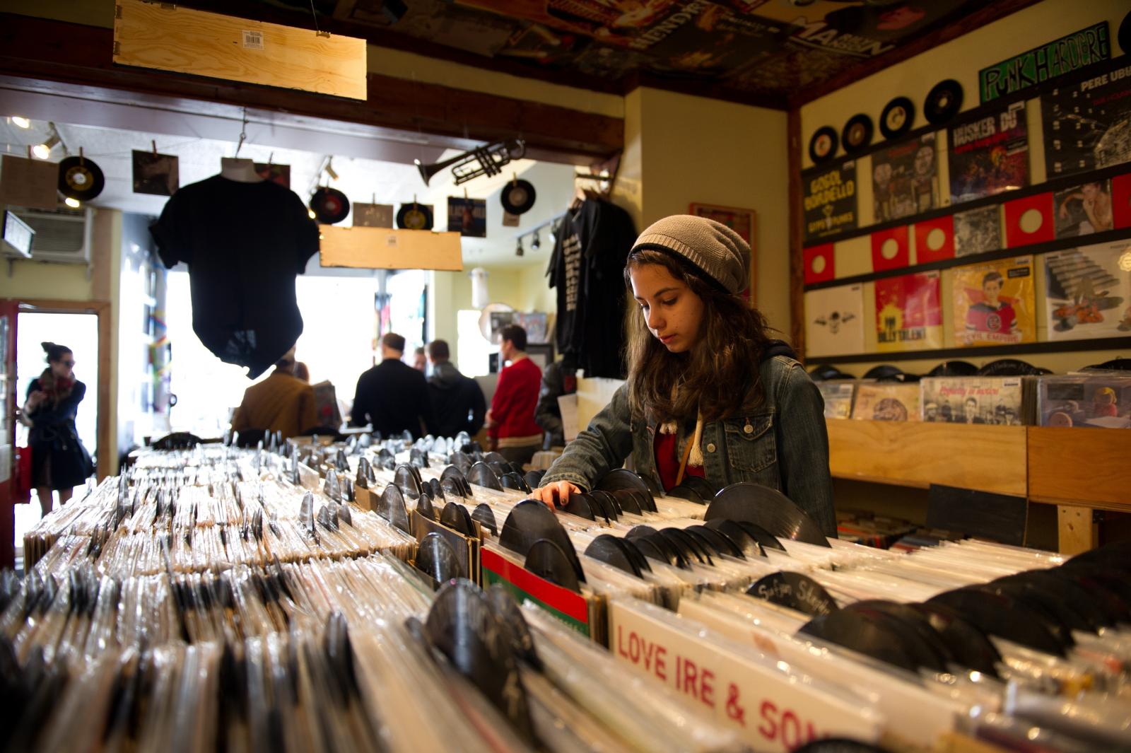 Korántsem csak az idősebbek szórakozása a lemezgyűjtés: a CNN szerint például az amerikai Z generáció 60 százaléka gyűjt lemezeket, úgy is, hogy 40 százalékuknak még lejátszója sincs