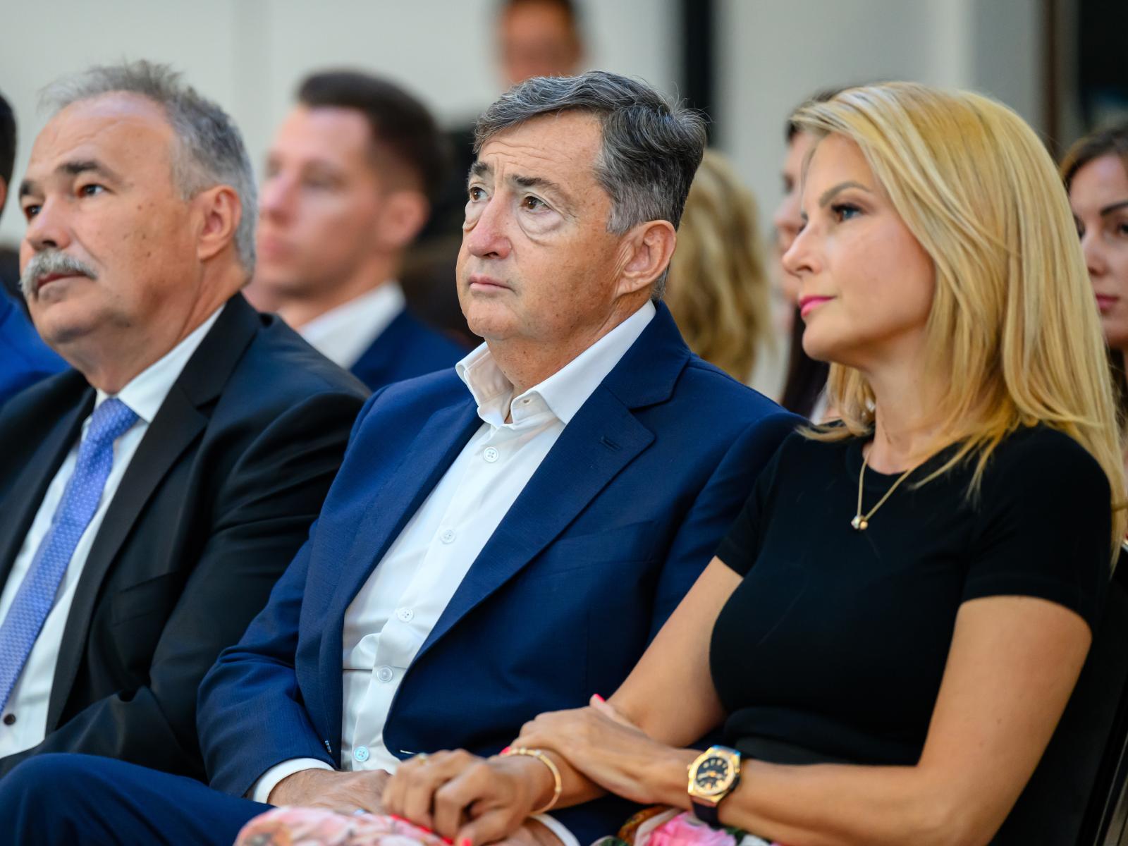 Úgy tűnik, Mészáros Lőrinc és Várkonyi Andrea egy hawaii luxusszállodában tölti a szilvesztert