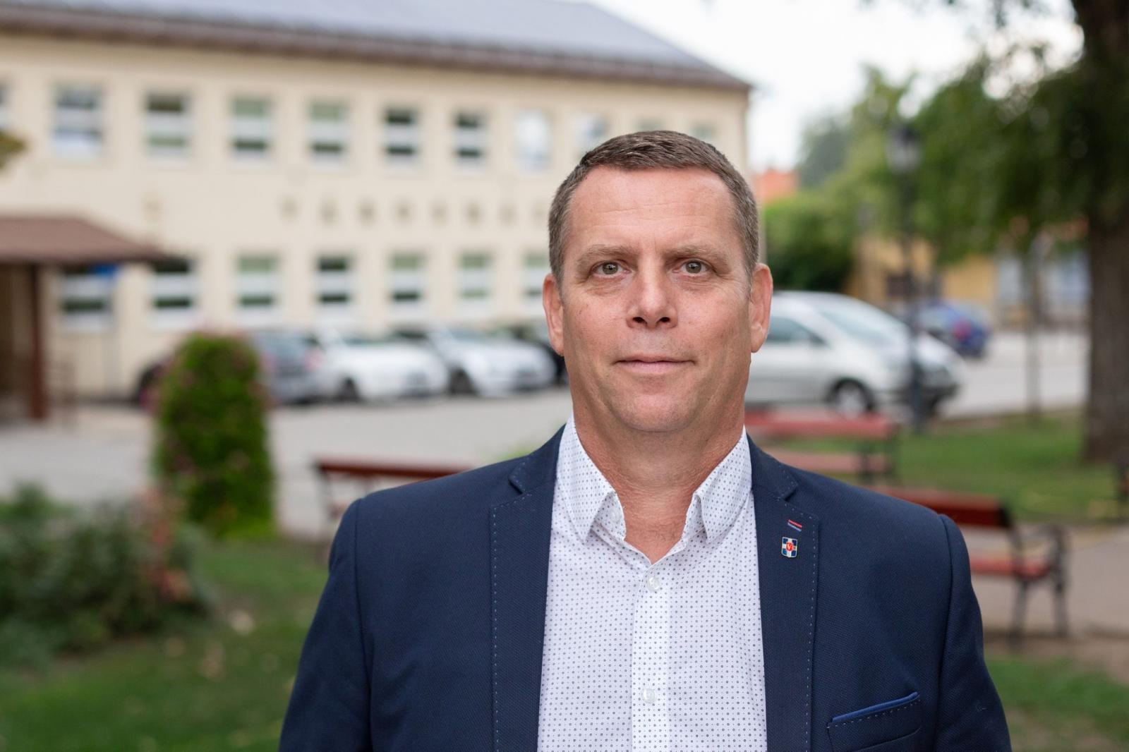 Tizenkét millió forintos év végi jutalmat szavazott meg a képviselő-testület Vecsés fideszes polgármesterének