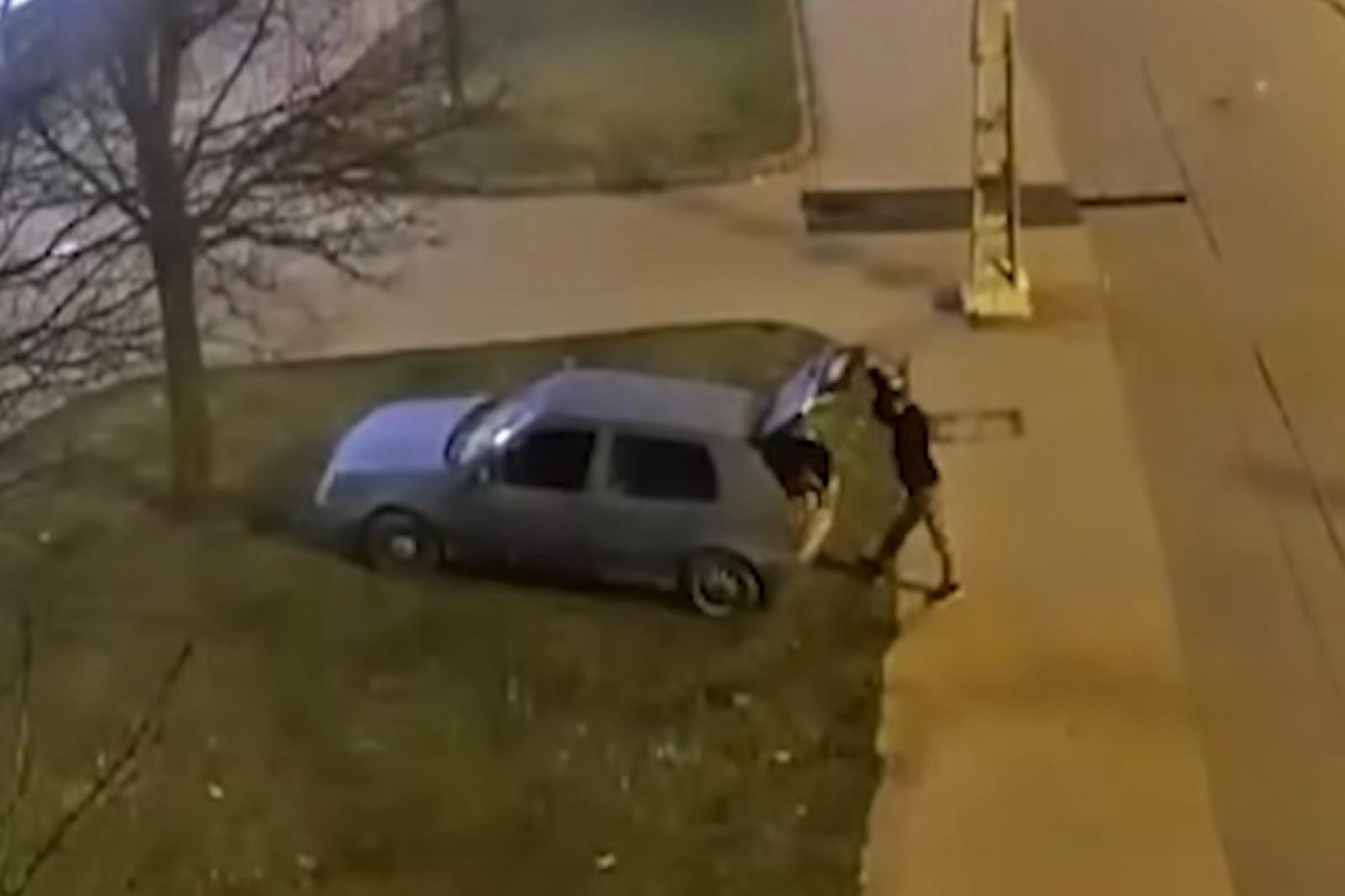 Videón, ahogy lopott autóval szabálytalankodik, majd felhajt a fűre egy férfi az Örs vezér terén