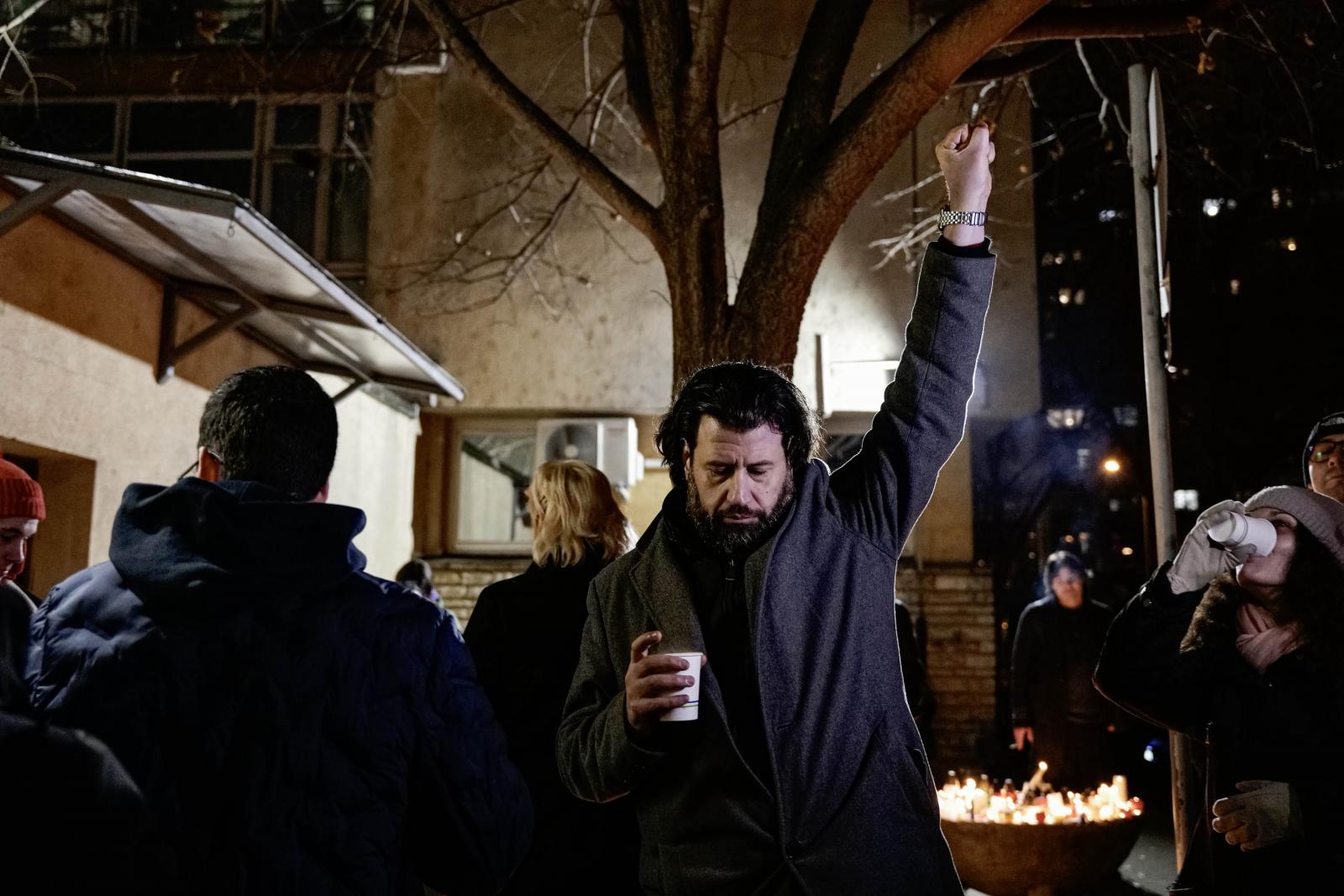 Puzsér Róbert házibulijánál razziázott a rendőrség, igazoltatták az összejövetelről távozókat