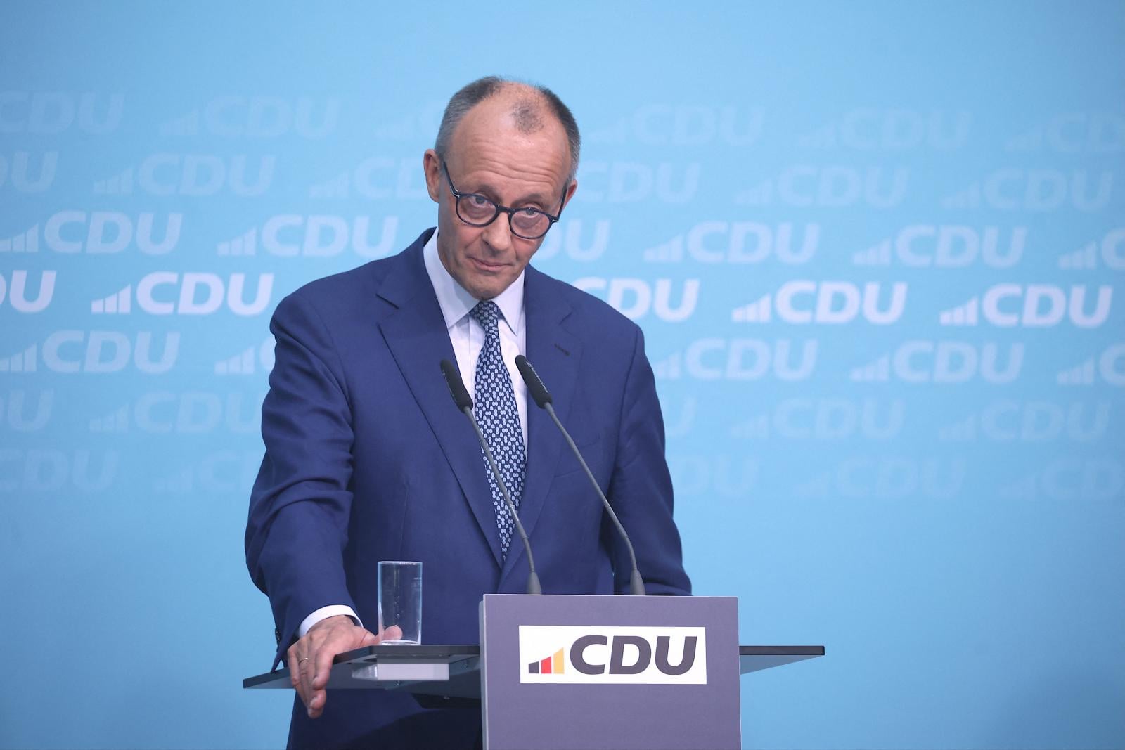 Friedrich Merz kancellár elhatárolódik az AfD-vel való partnerségtől, a praktikus helyi ügyek azonban gyengítik ezt a „tűzfalat”