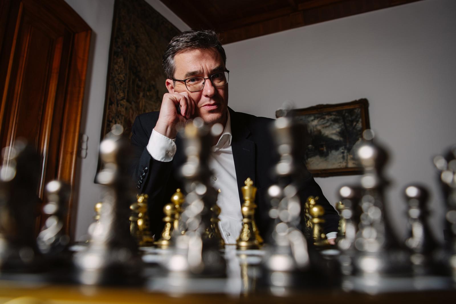 Csődbe akartak vinni minket, nem sikerült – mondta Karácsony Gergely, majd a középső ujjával bemutatott az Orbán-kormánynak