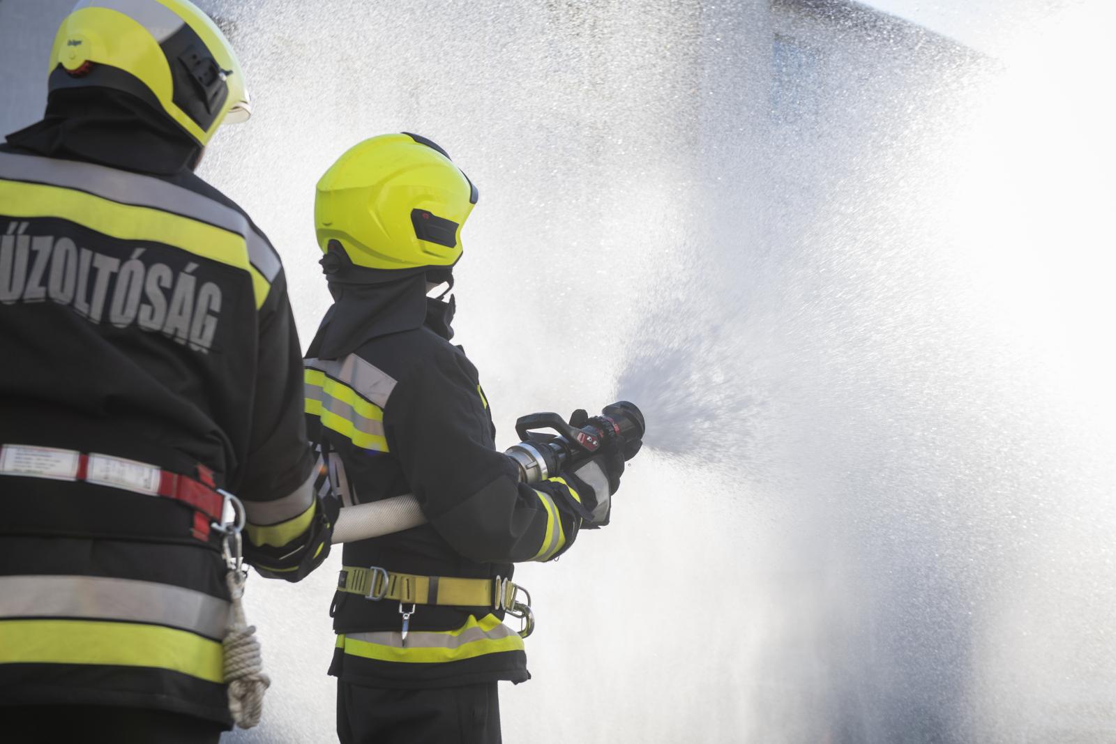 Égő épületek, árokba csúszott autók, bajba jutott állatok – 240 tűzoltói beavatkozás történt szilveszterkor
