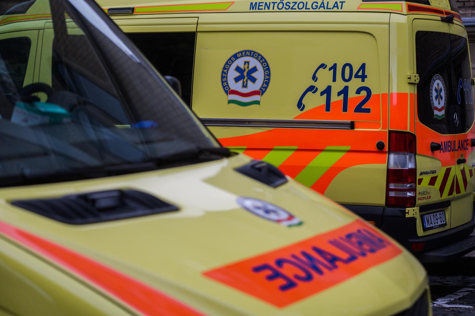 Tizenkétszer riasztották pirotechnikai eszközök okozta sérülésekhez a mentőket, csaknem 250 embert túlzott alkoholfogyasztás miatt vittek kórházba